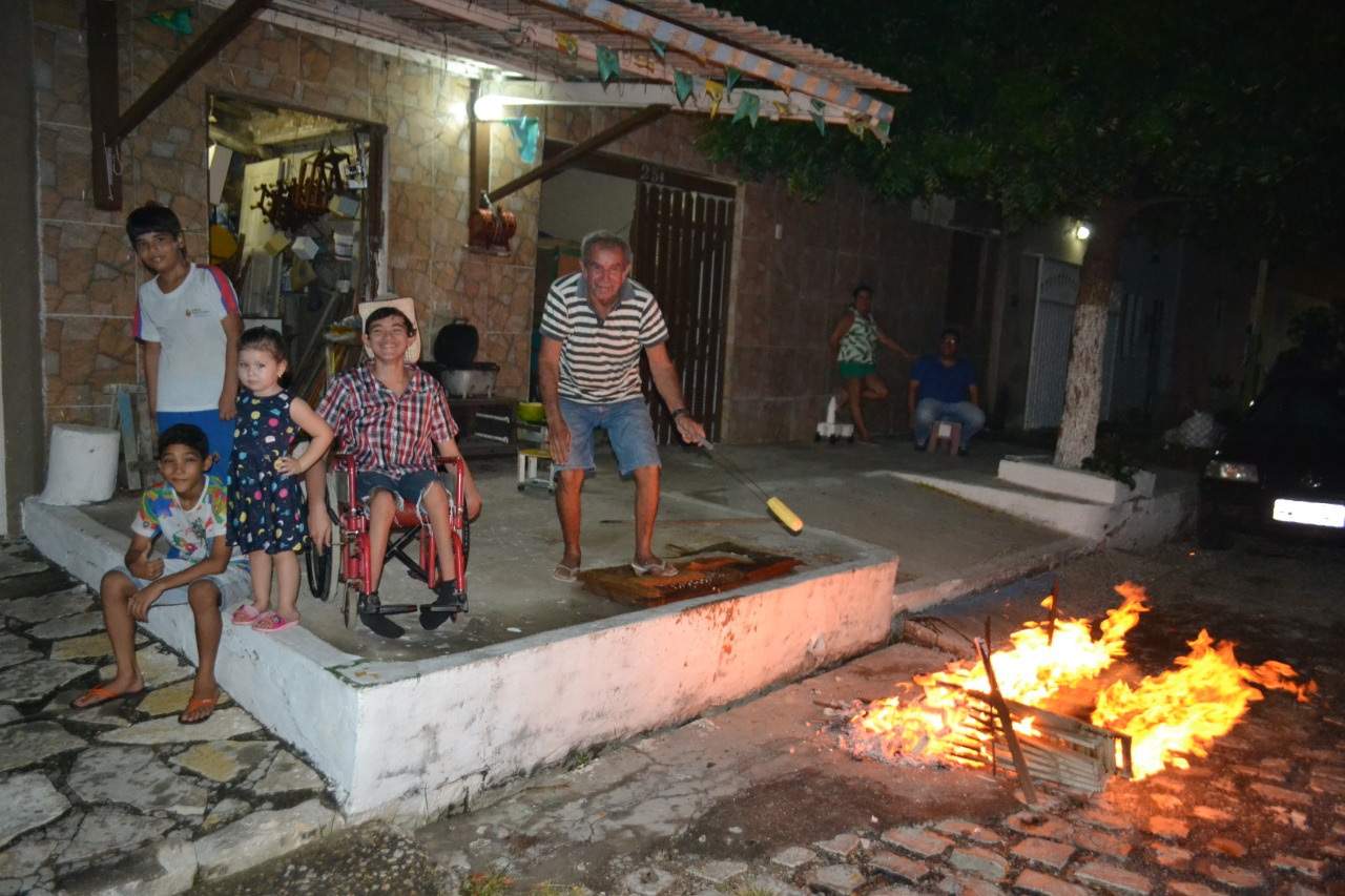 ﻿Mossoroenses acendem primeira fogueira do mês de junho em homenagem a Santo Antônio