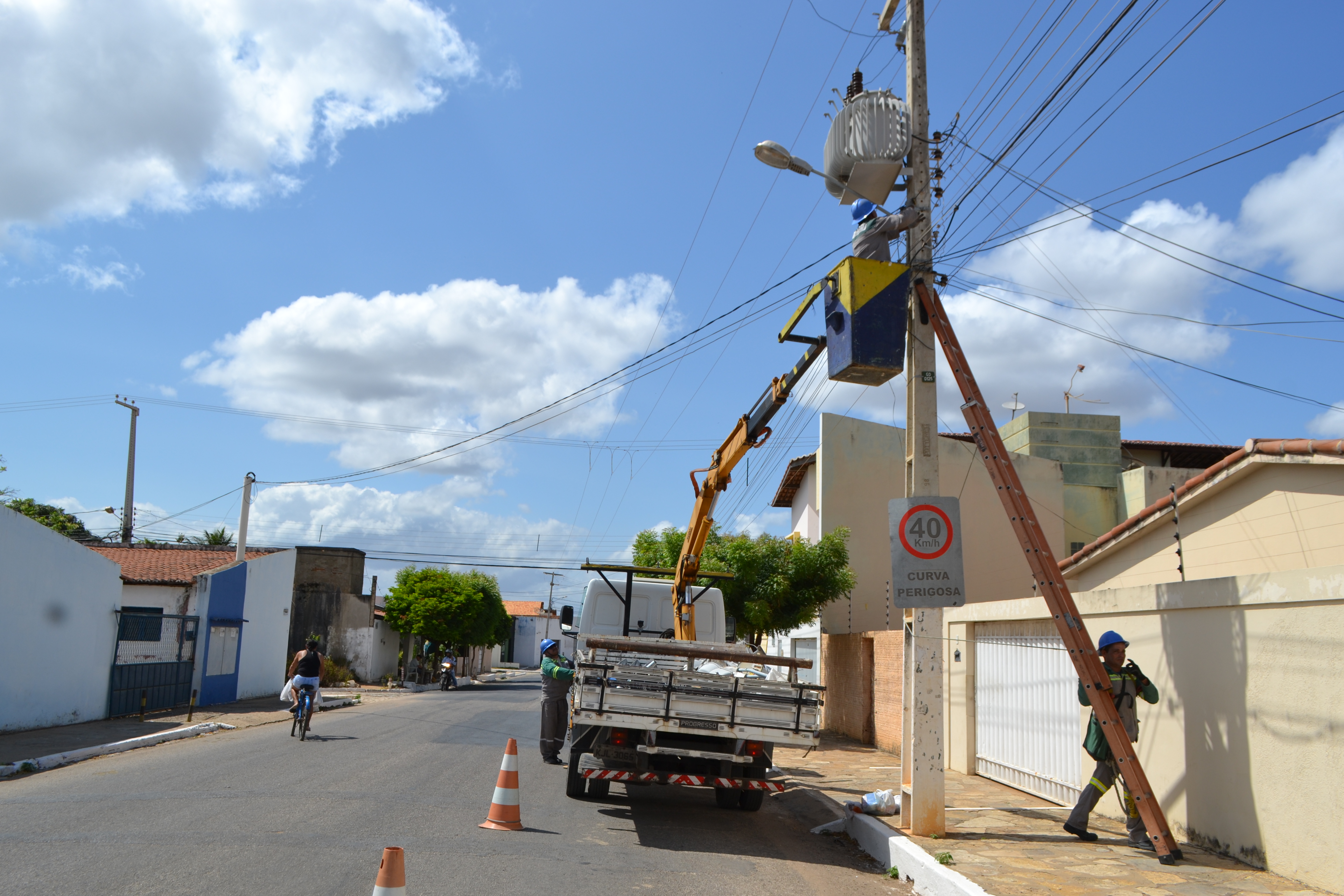 Rua São Jerônimo, no bairro Santa Delmira, recebe iluminação em led