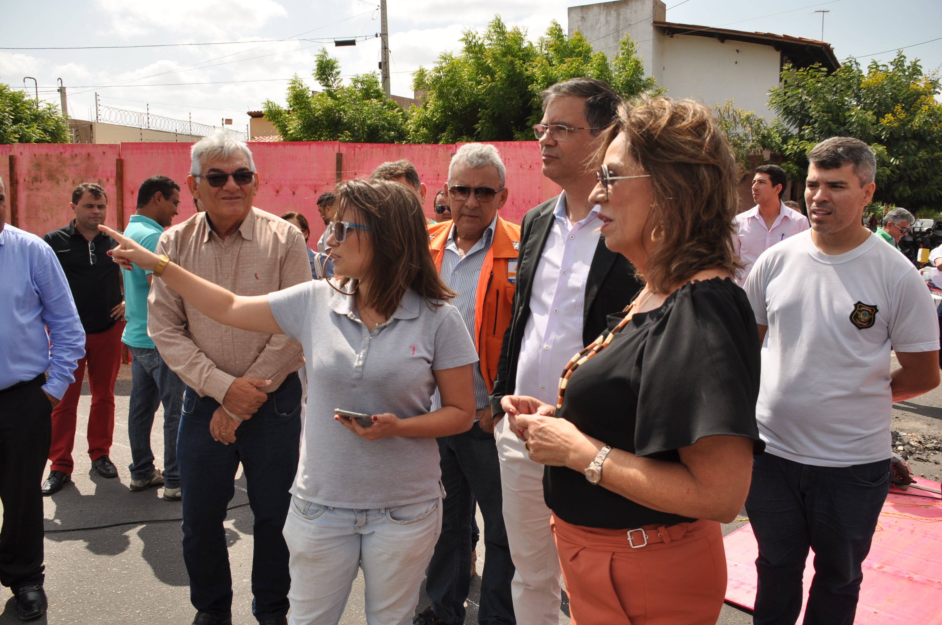 Prefeita acompanha obra de construção de rotatória na Avenida Rio Branco