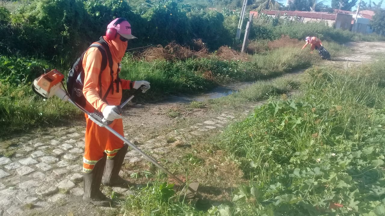 Serviços Urbanos realiza limpeza no bairro Paredões