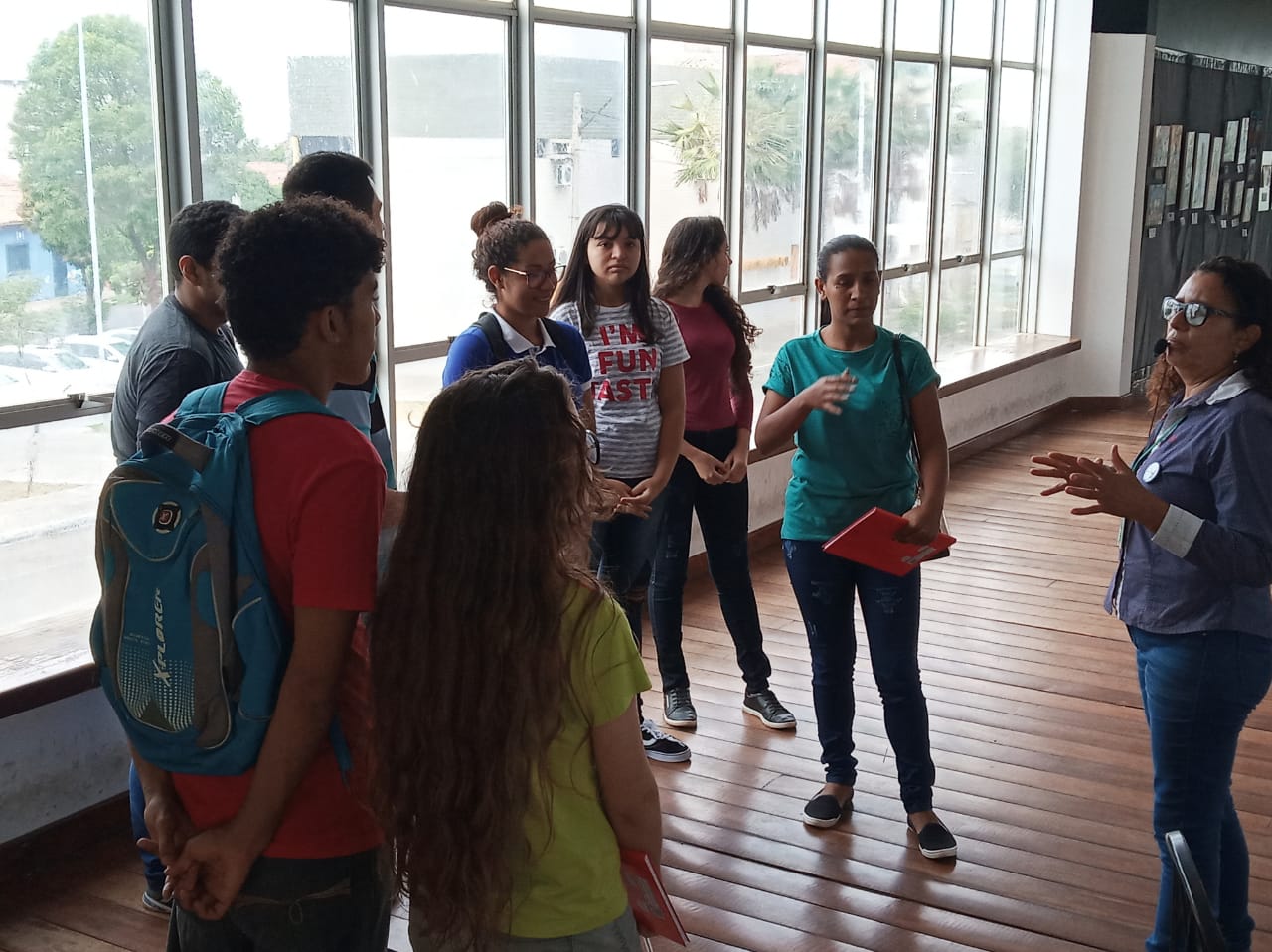 Alunos do Estação Juventude realizam City Tour em aula prática de Condutor de Turismo