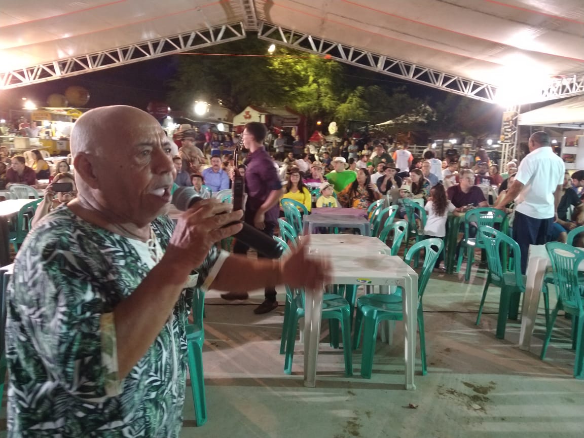 Exposição de animais, lazer e cultura na primeira noite de Festa de Bode