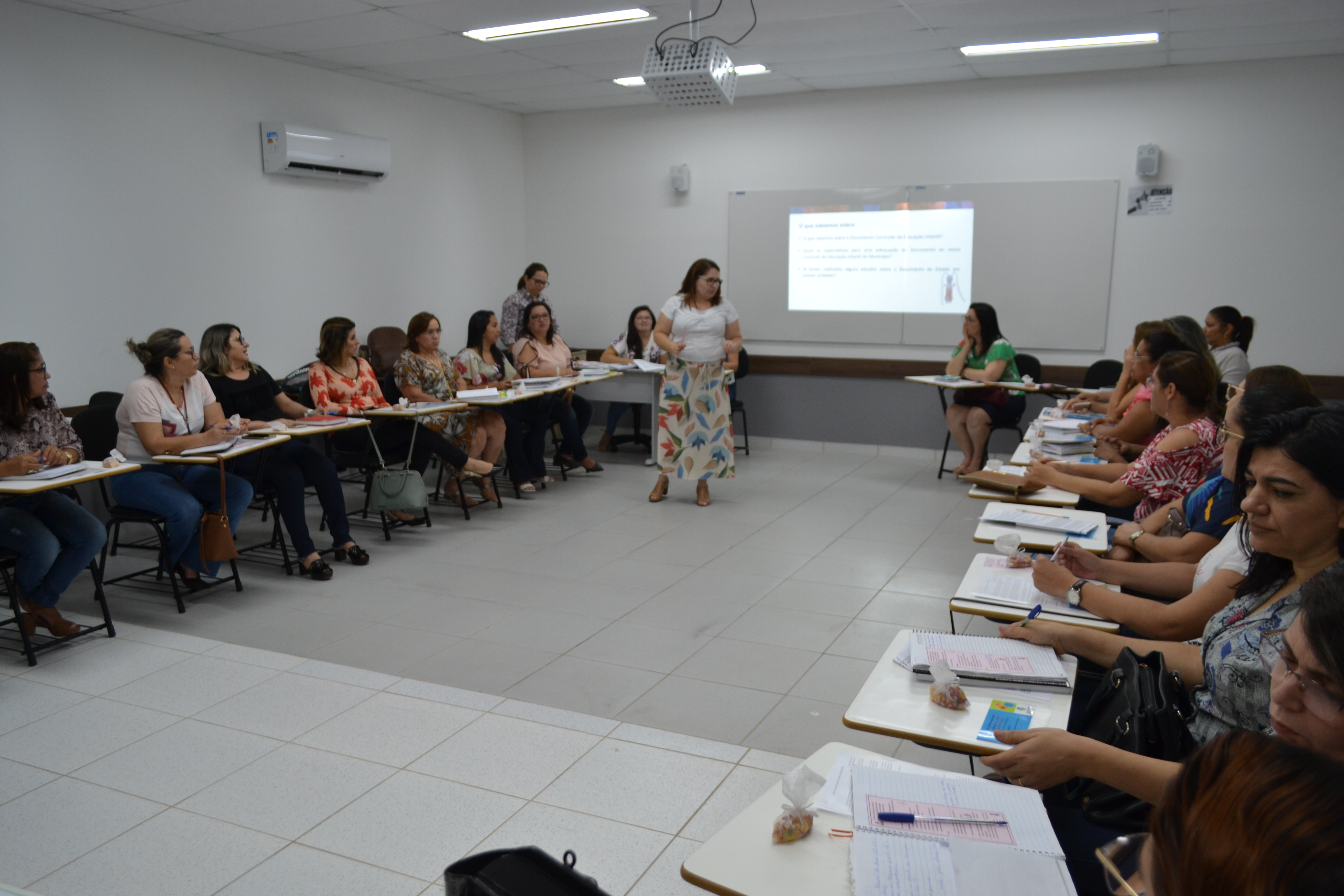 Secretaria de Educação inicia formação para reconstrução do documento curricular