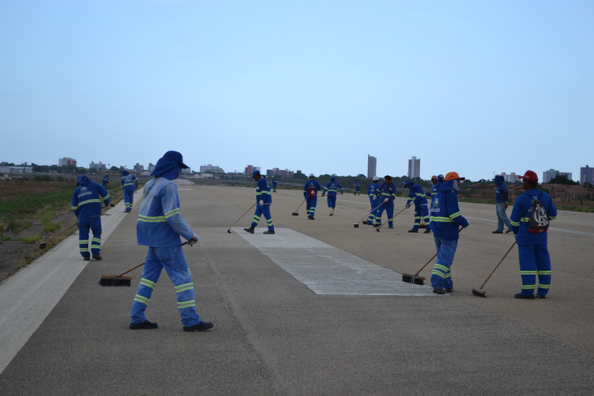 Prefeitura realiza limpeza na pista do Aeroporto Dix Sept Rosado