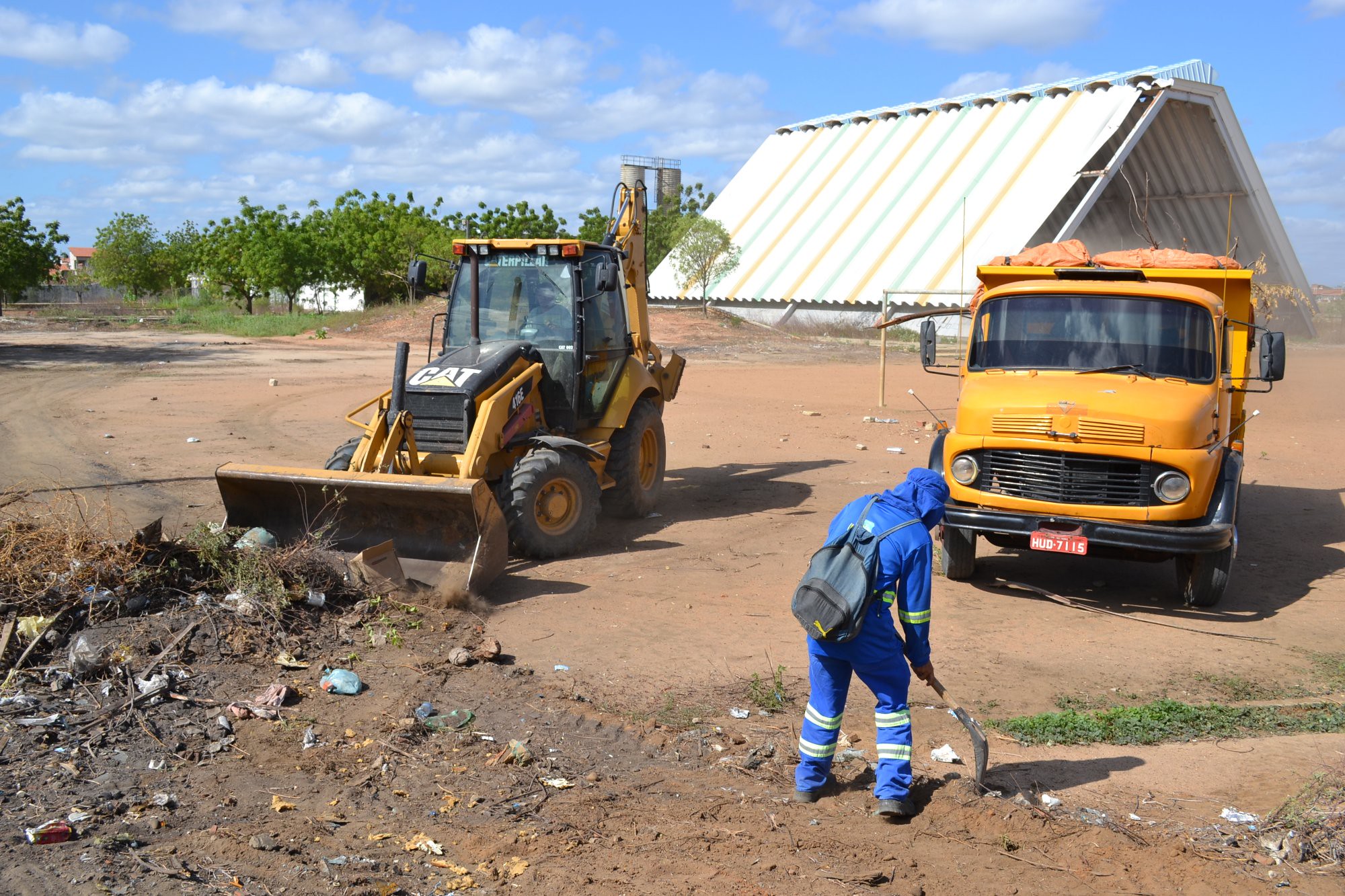 Prefeitura realiza limpeza no bairro Belo Horizonte