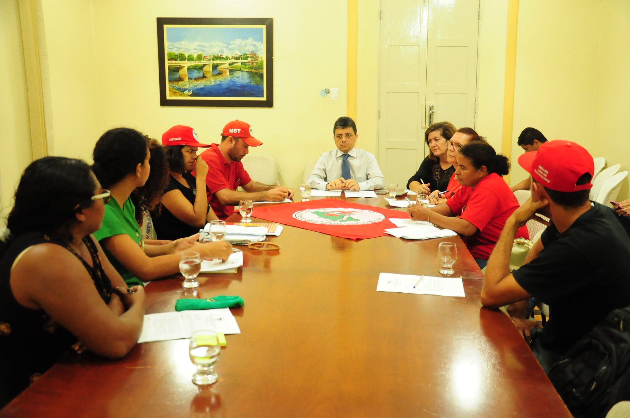 Prefeitura recebe e abre diálogo com representantes do MST