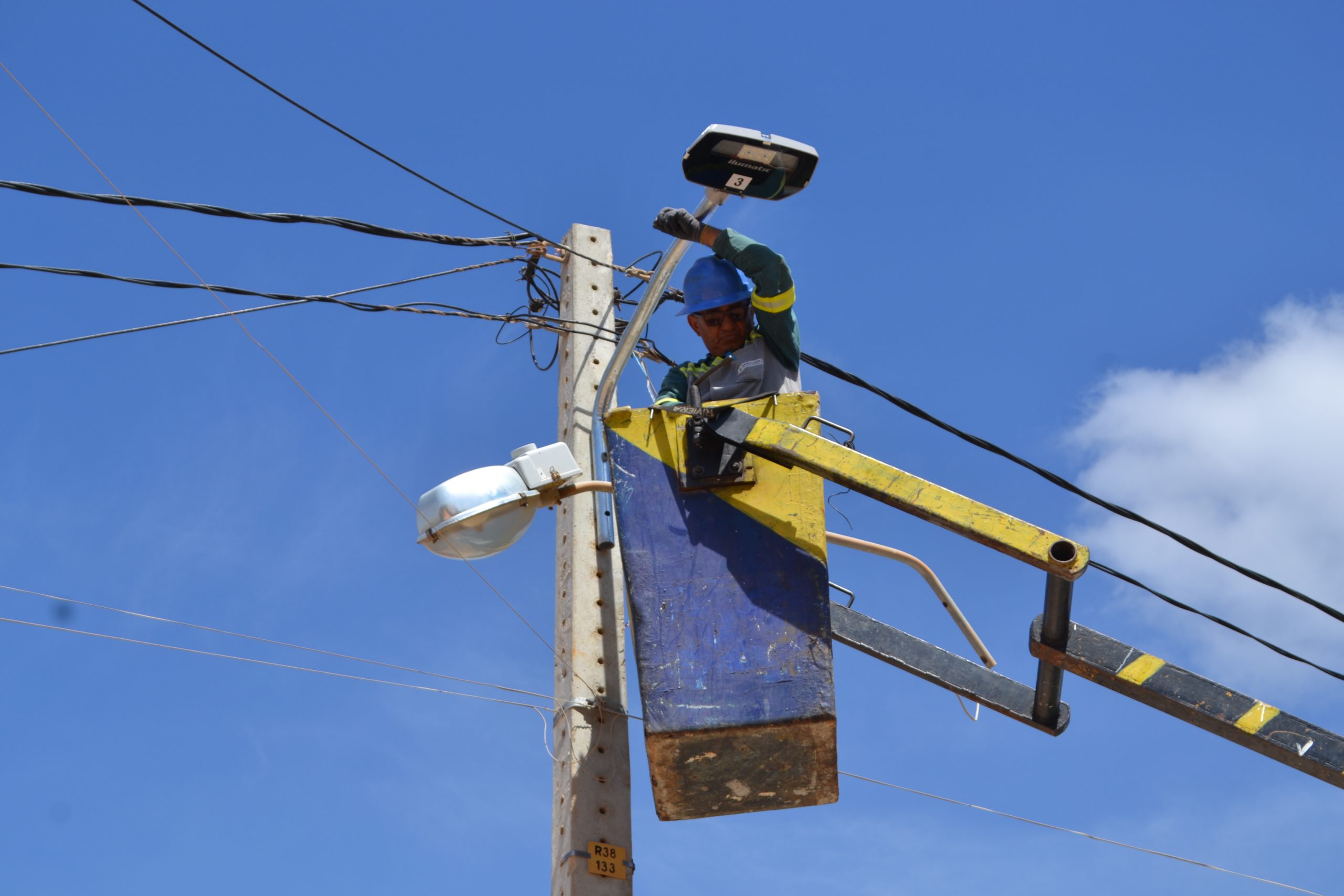 Ruas dos bairros Abolição, Ilha de Santa Luzia e Liberdade recebem iluminação em led