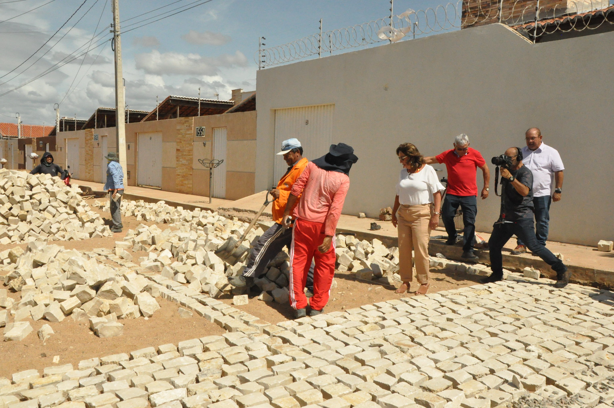 Prefeita acompanha obras de pavimentação no bairro Sumaré