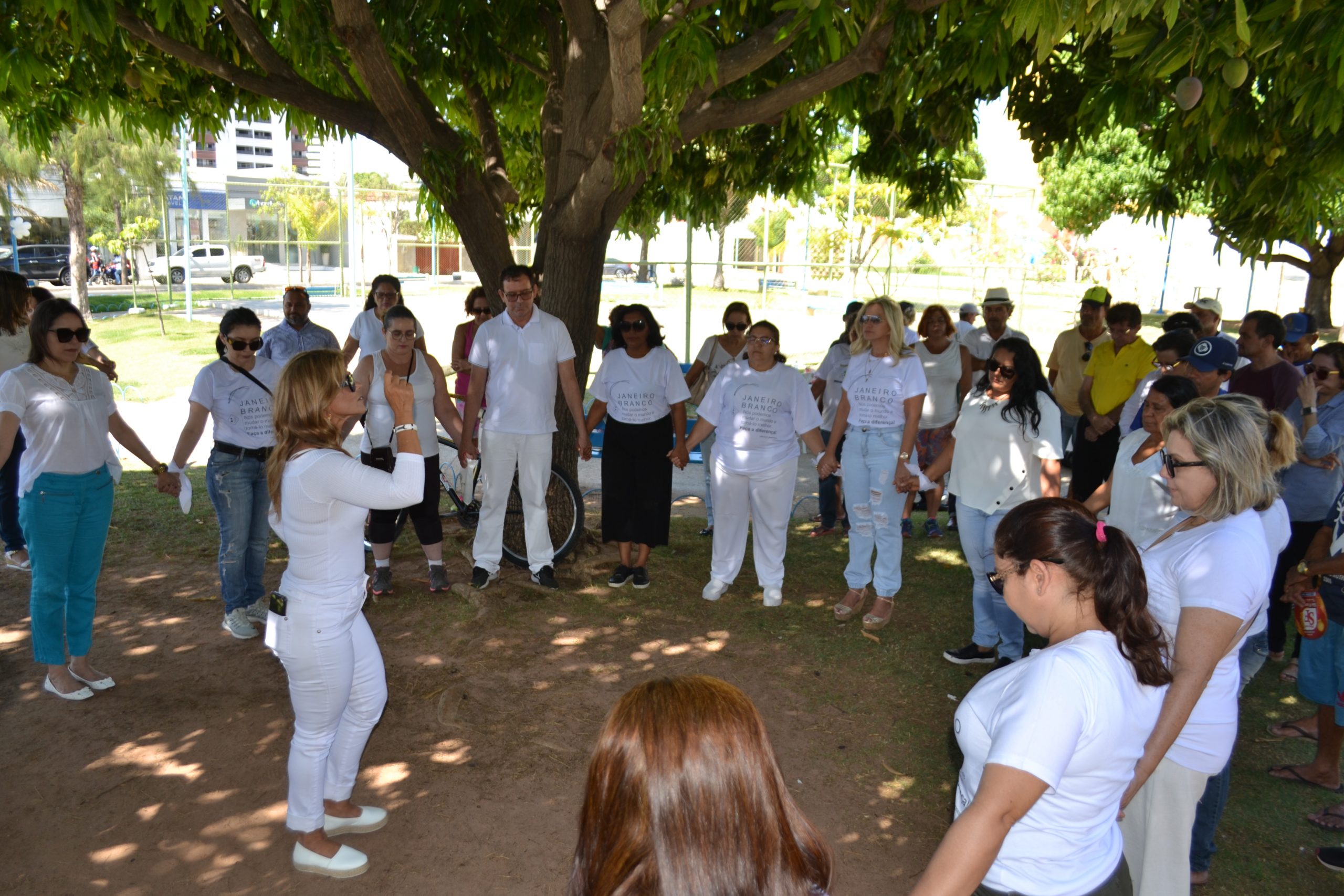 CAPS AD III realiza manhã de atividades do Janeiro Branco na Praça do Rotary