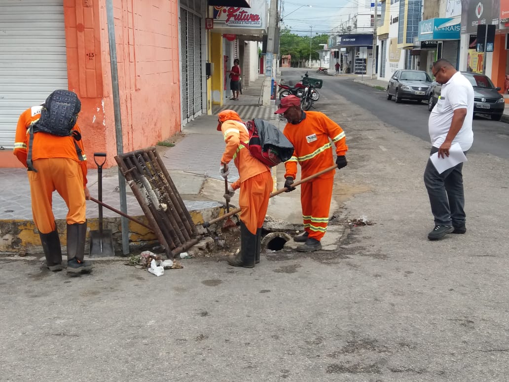 Serviços Urbanos alerta população e comerciantes para o descarte de lixo no período chuvoso