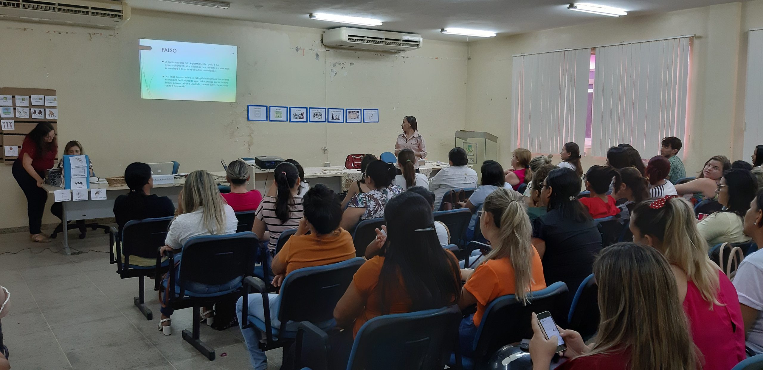 Estagiários são preparados para atuarem como auxiliares de educação especial