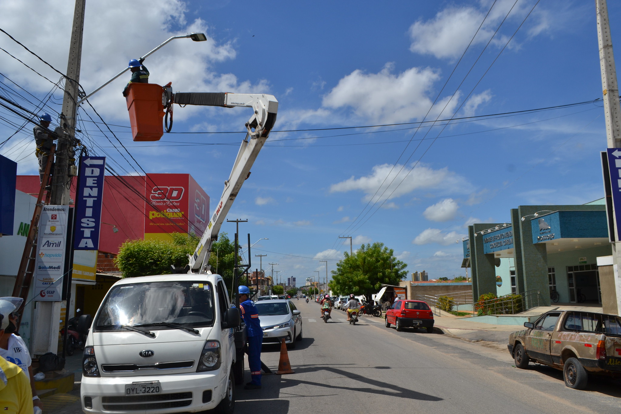 Instalação de lâmpadas de led segue em andamento em ruas e avenidas