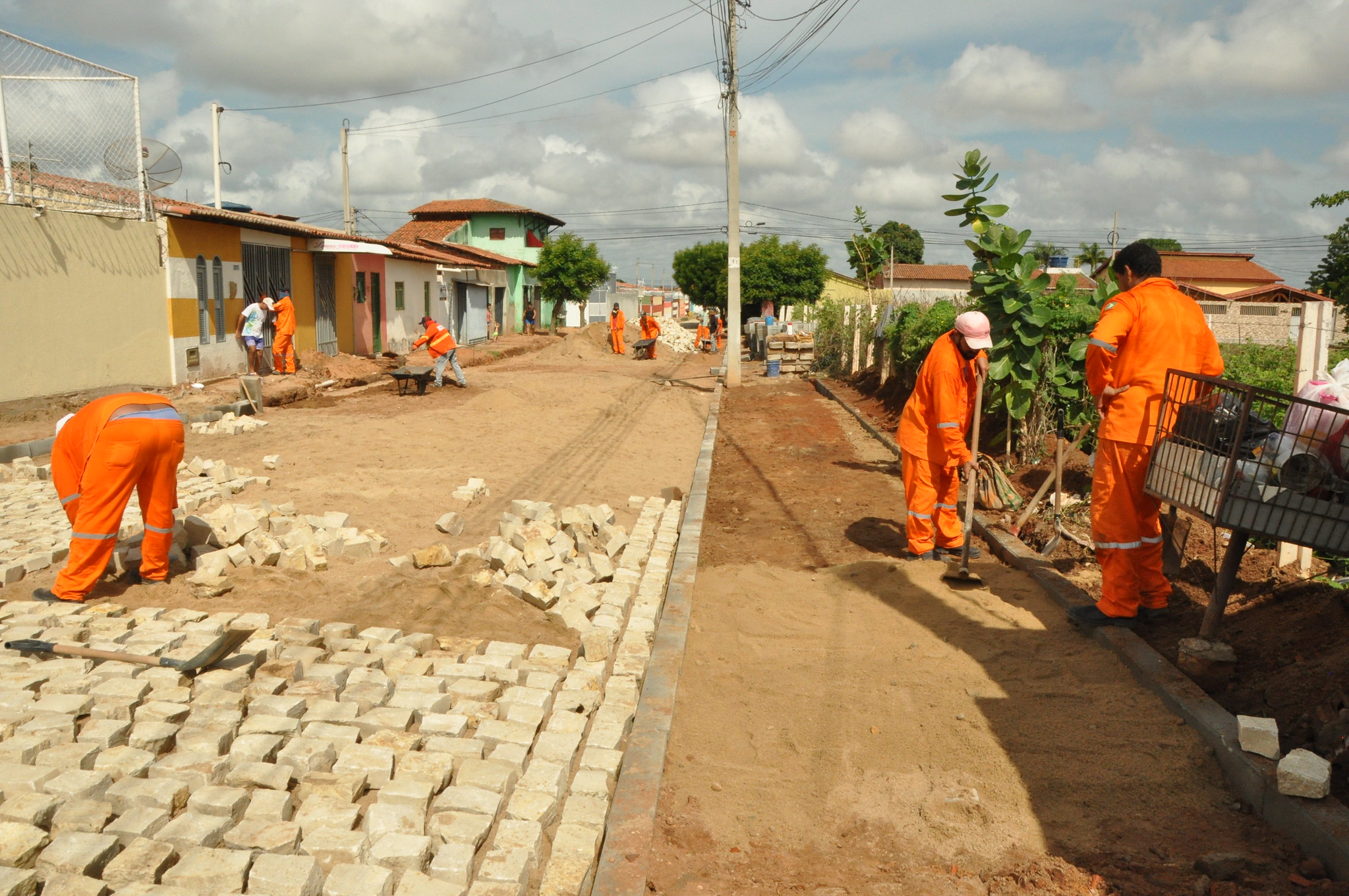 Ruas do bairro Planalto 13 de maio recebem pavimentação a paralelepípedo