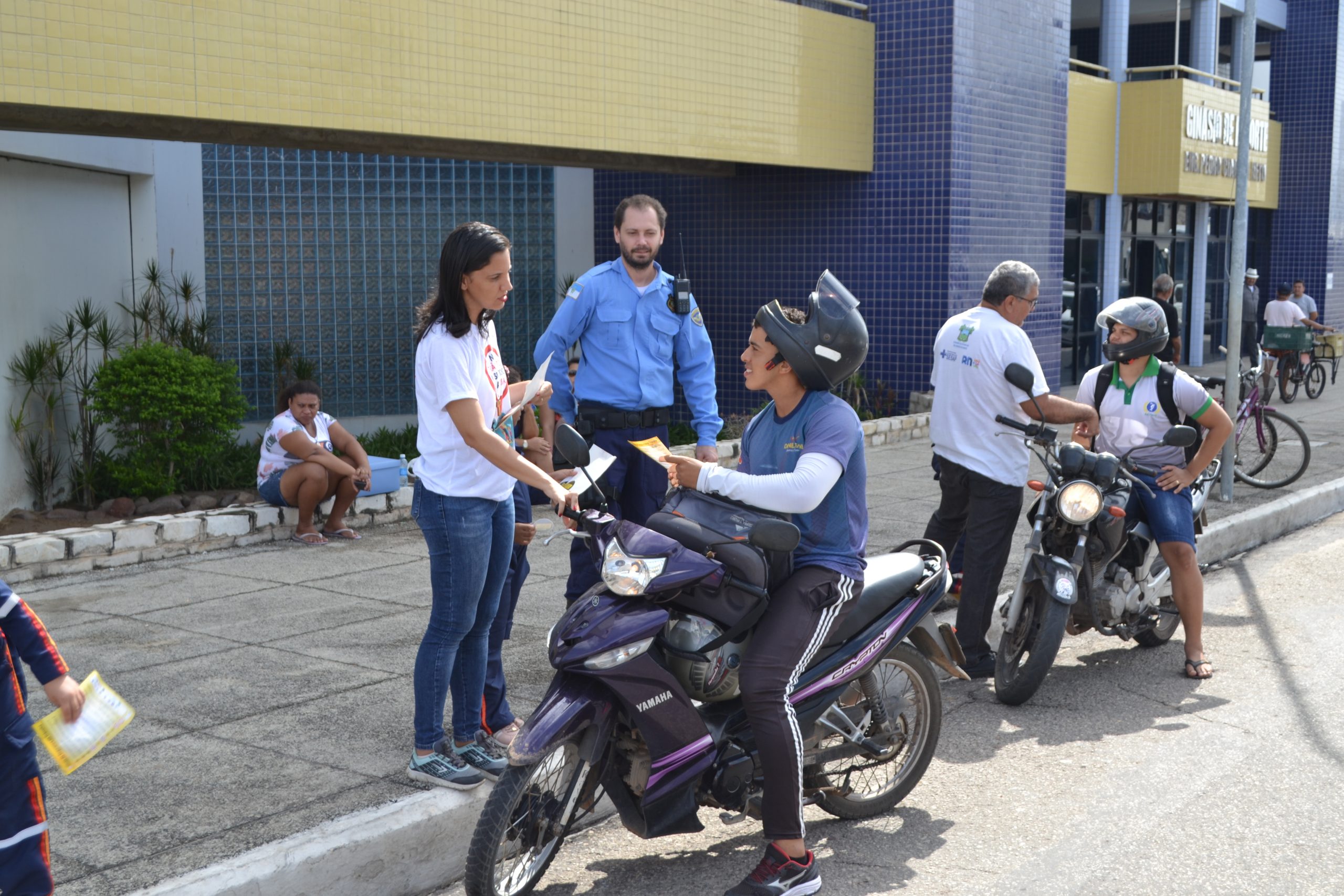 Secretaria de Trânsito realiza blitz educativa próximo ao Ginásio Poliesportivo Pedro Ciarlini