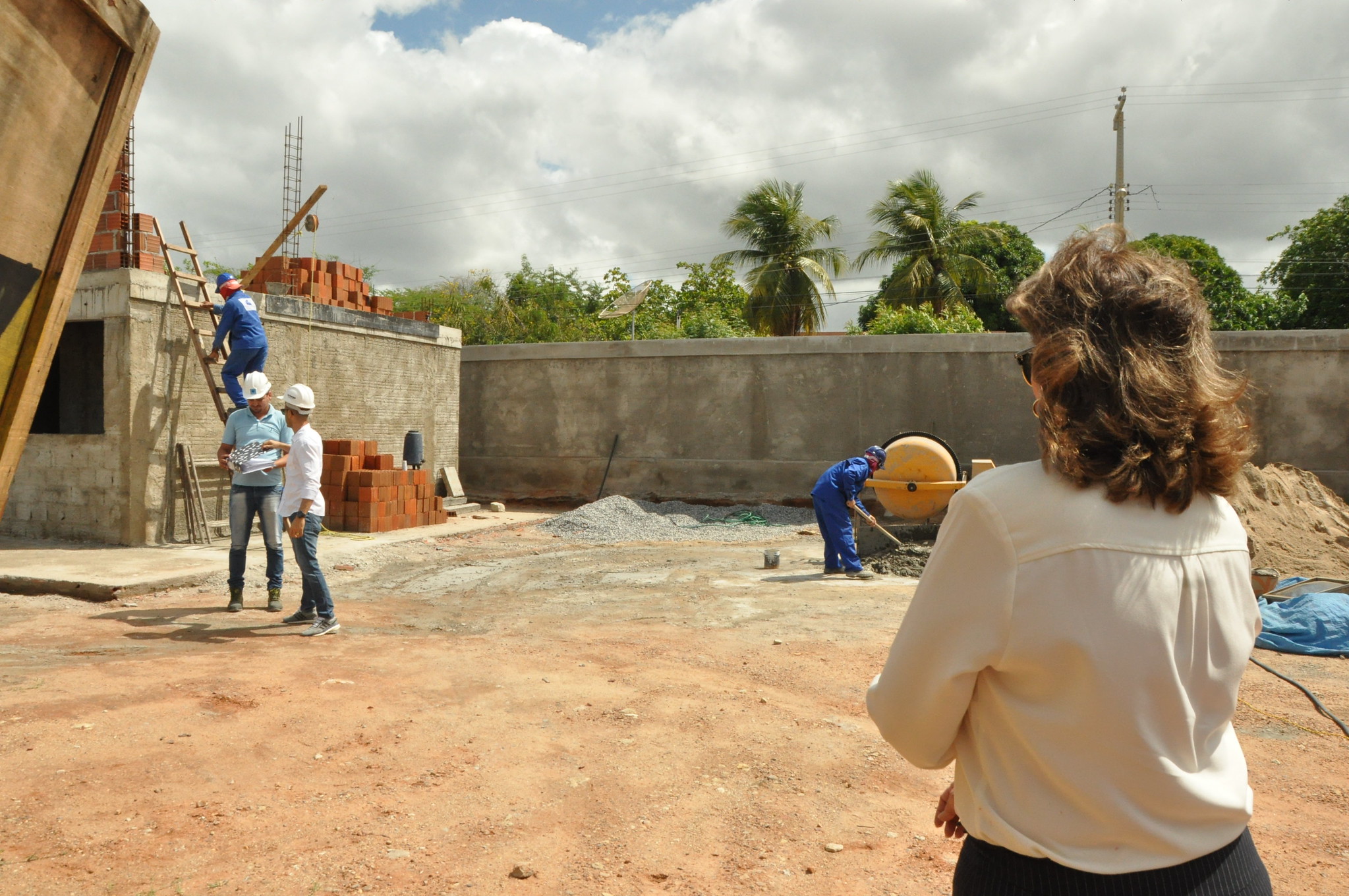 Prefeita acompanha obra de construção da UBS do bairro Costa e Silva