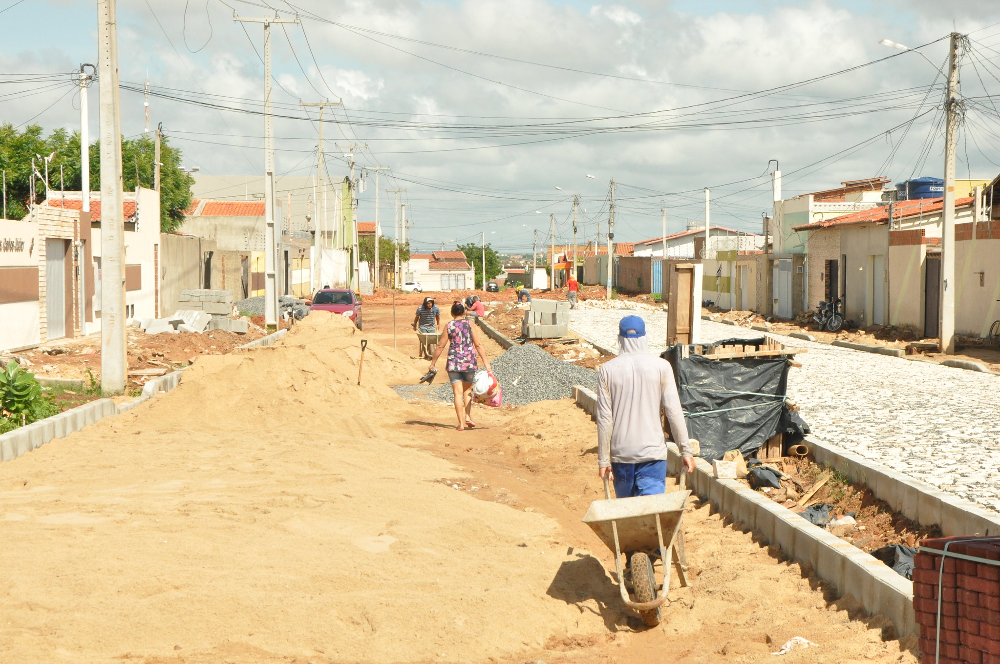 Prefeita acompanha obras de pavimentação no bairro Planalto 13 de maio