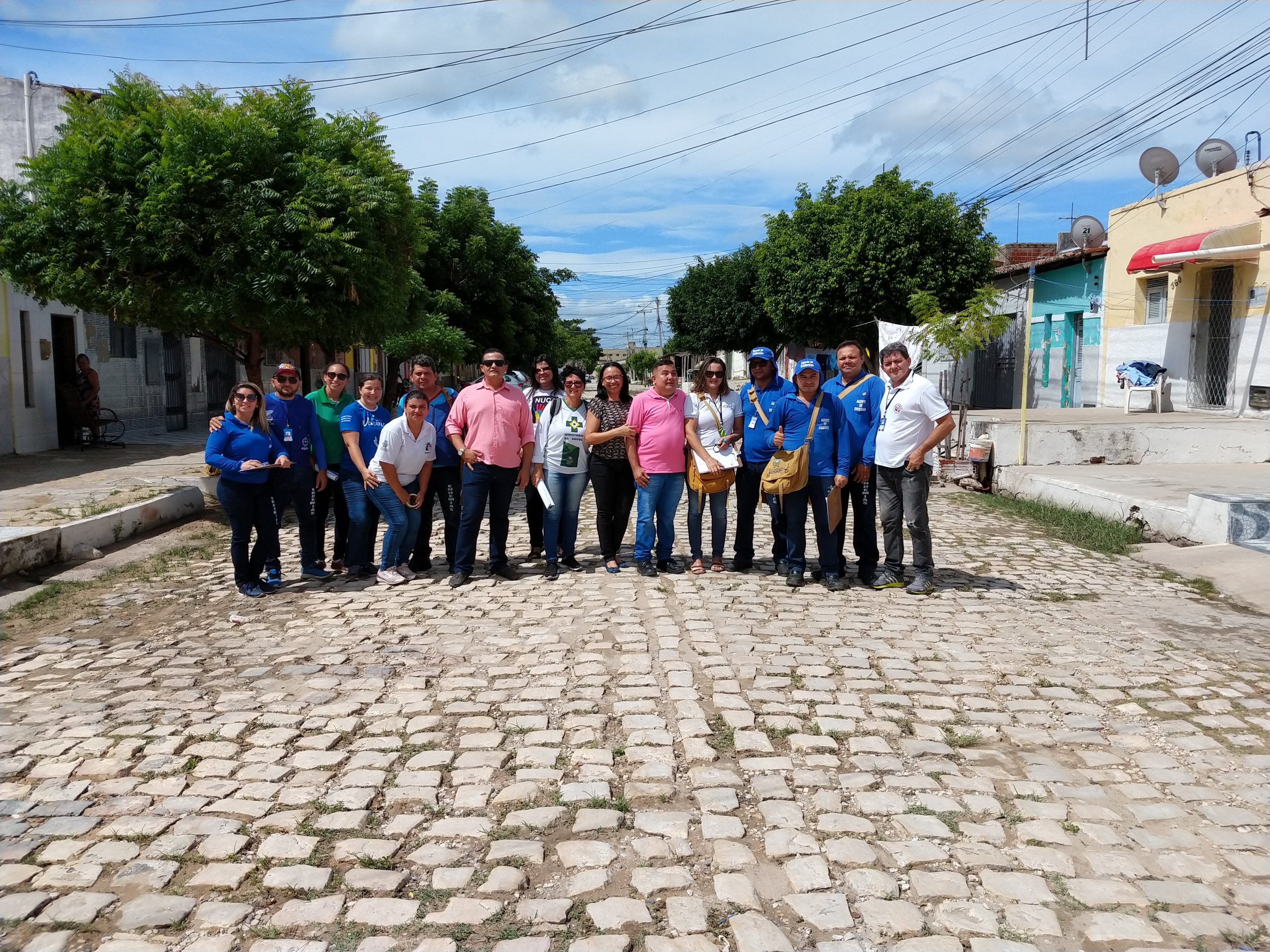 Agentes de endemias e de saúde da Prefeitura de Mossoró realizam mutirão contra as arboviroses no bairro Paredões