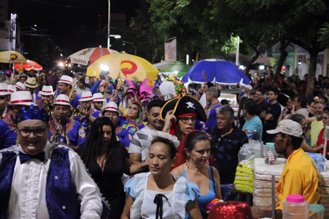 Prévias carnavalescas agitam a cidade em final de semana que antecede a folia de momo