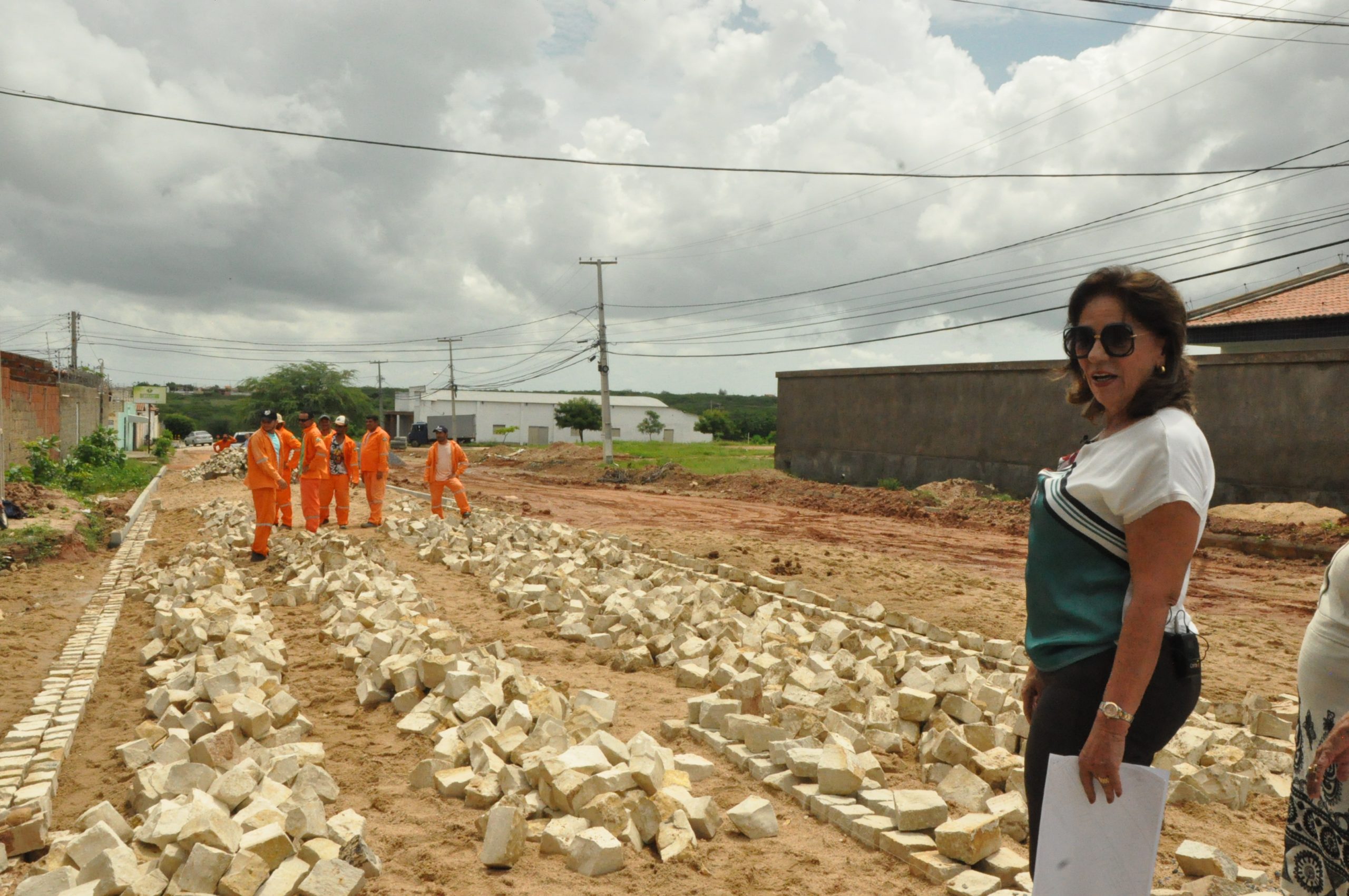 Prefeita visita obras de pavimentação no Conjunto Vingt Rosado