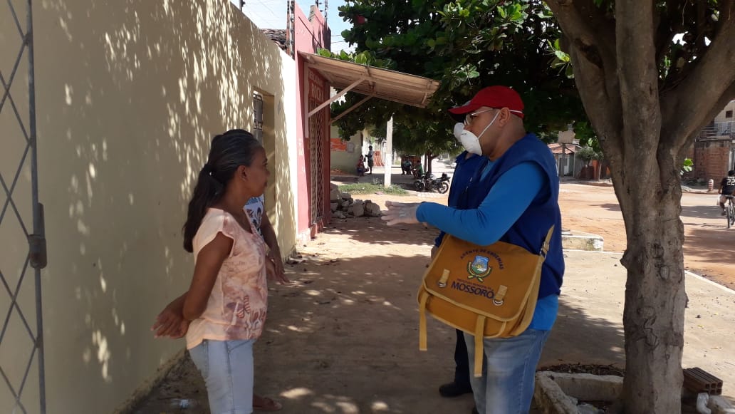 Agentes de Endemias realizam trabalho educativo nas ruas do bairro Abolição 4