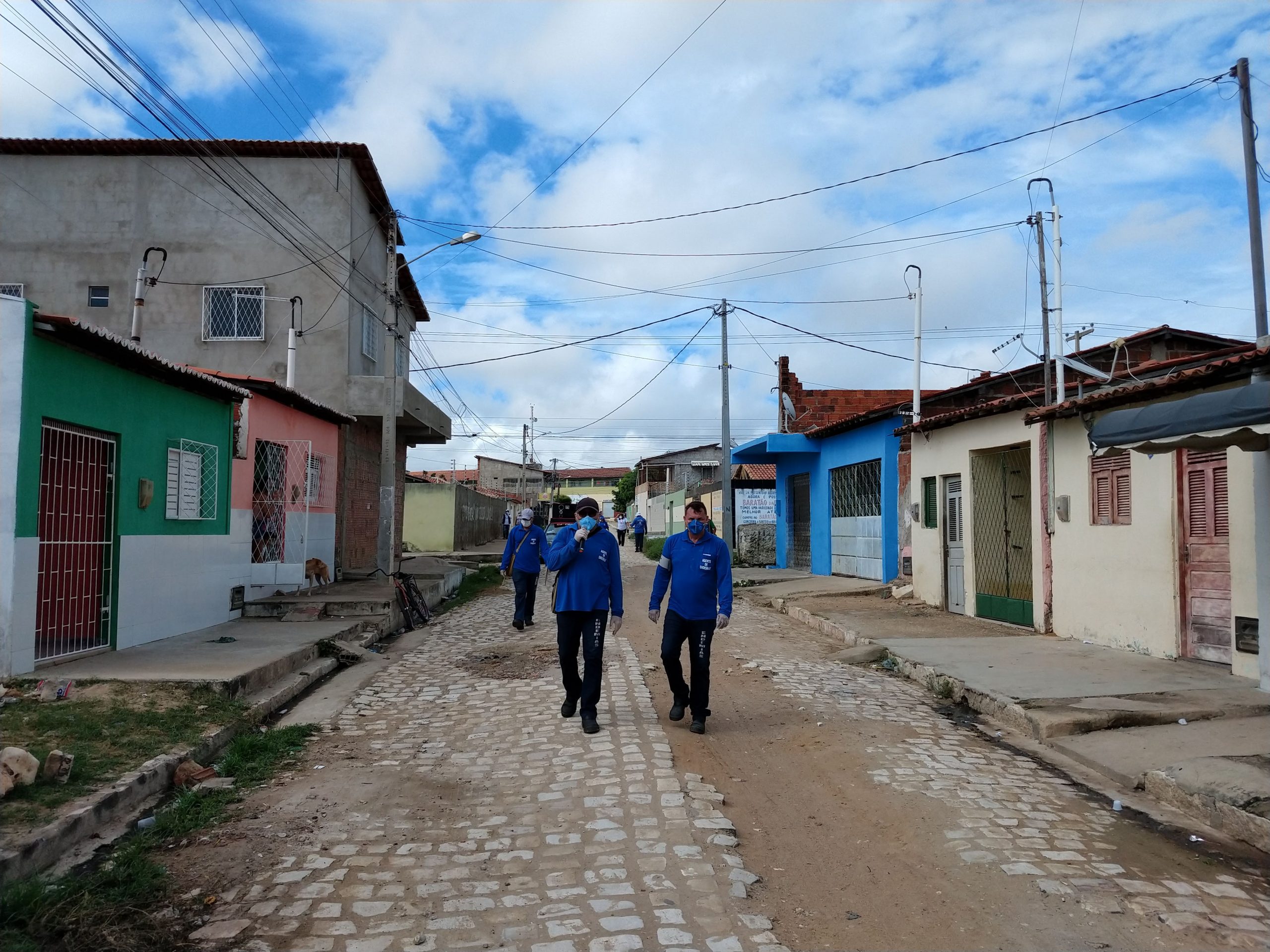 Trabalho educativo dos agentes de endemias contra as arboviroses chega aos bairros Estrada da Raiz e Santa Helena