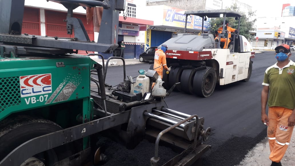 Vias do Centro da cidade e Santo Antônio recebem serviço de recuperação asfáltica