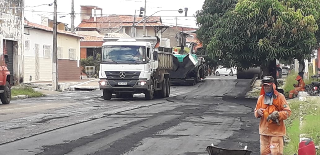 Rua Nísia Floresta, no bairro Alto de Conceição, recebe recuperação asfáltica