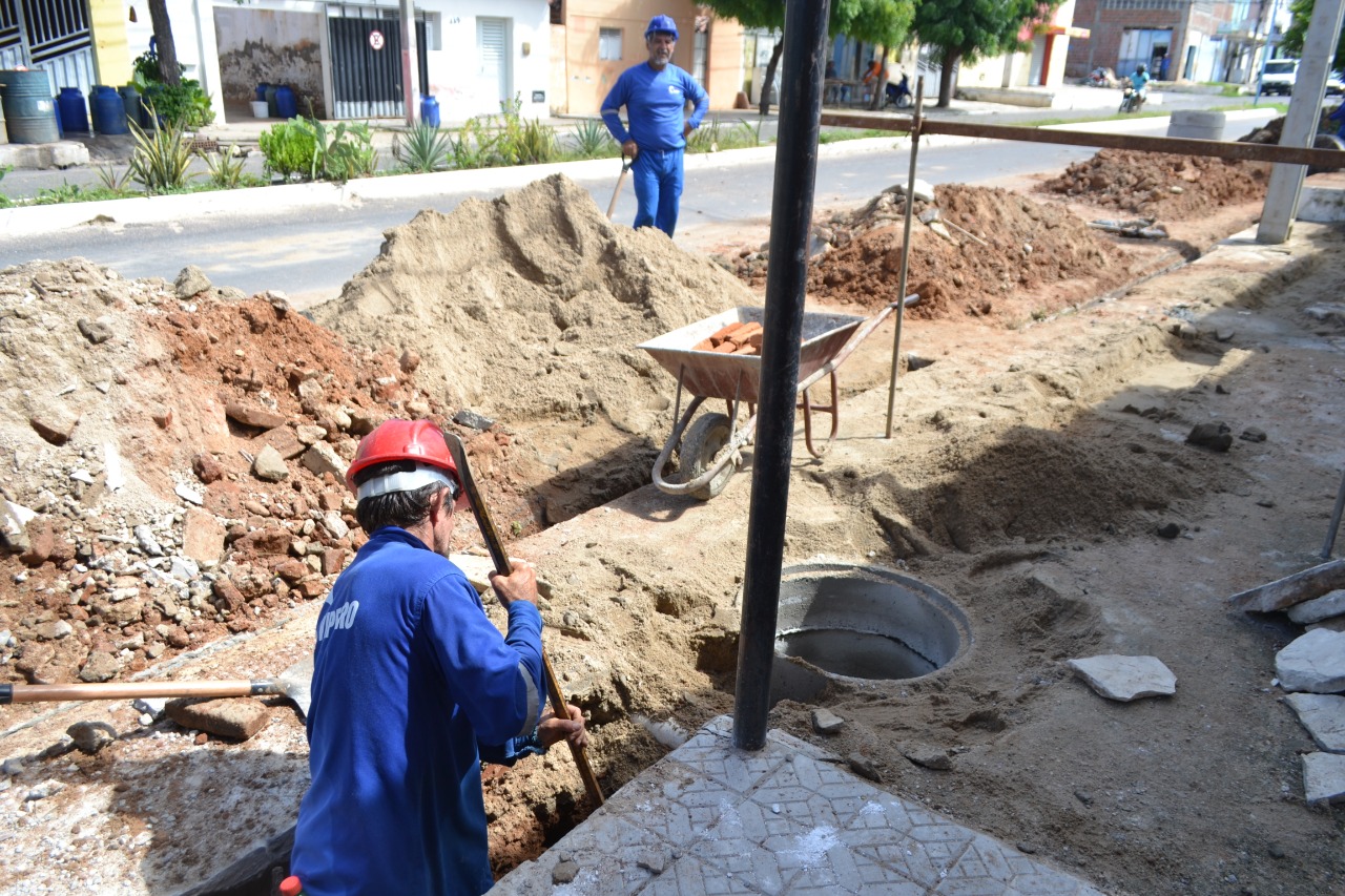 Avenida Alberto Maranhão recebe serviço de esgotamento sanitário