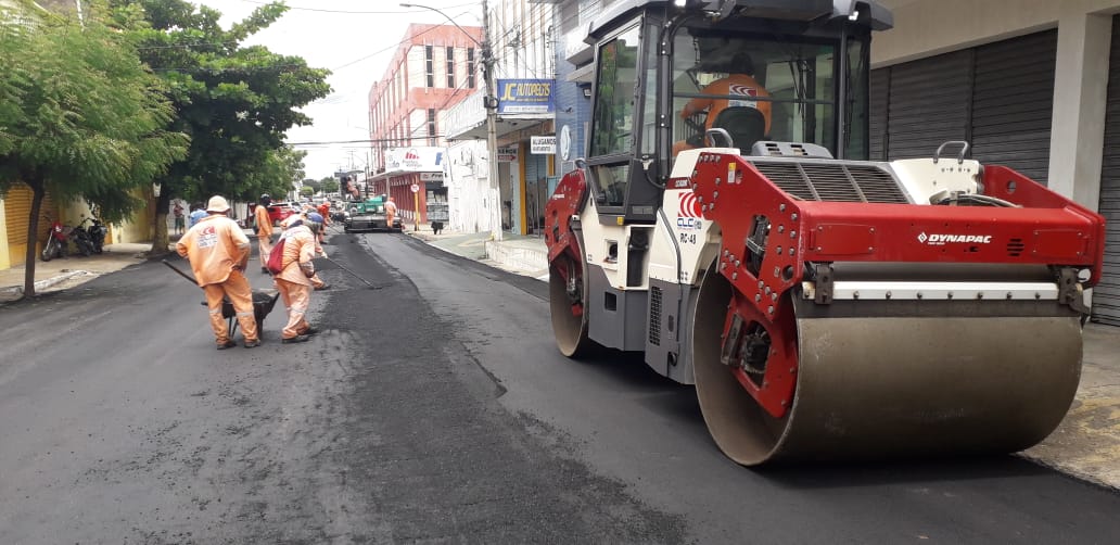 Ruas Tiradentes e Lopes Trovão recebem serviço de recuperação asfáltica