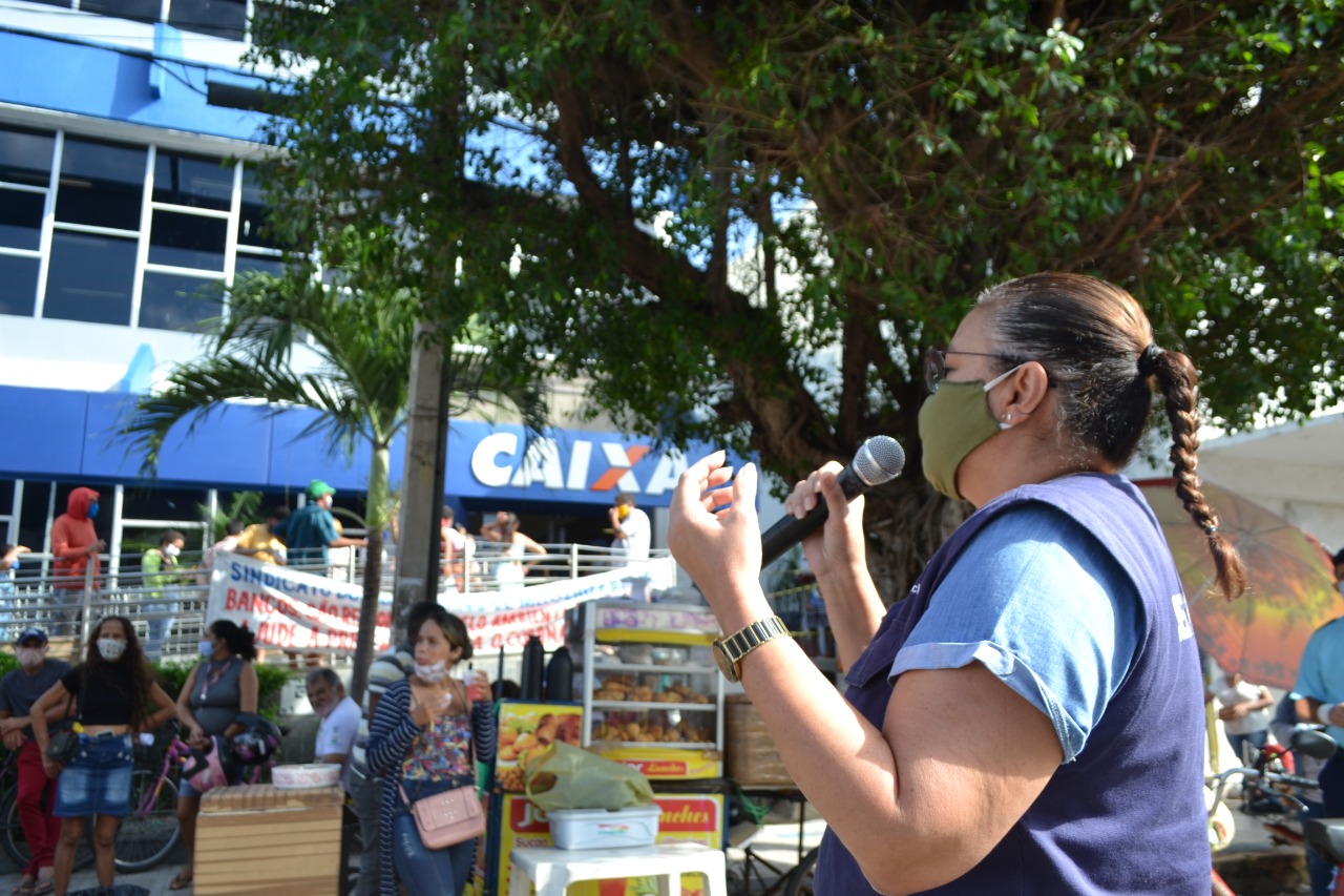 Prefeitura inicia interditação da rua da Caixa e realiza distribuição de máscaras