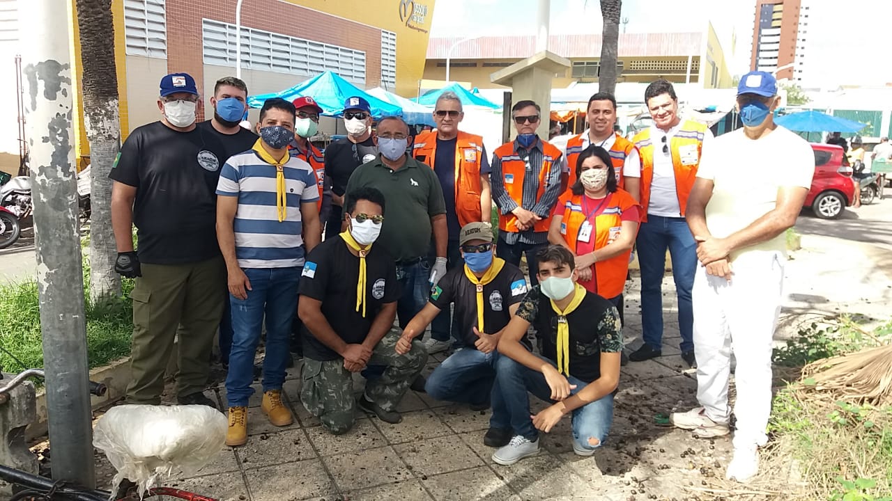 Defesa Civil Municipal entrega cerca de 300 máscaras de tecido para comerciantes da Cobal