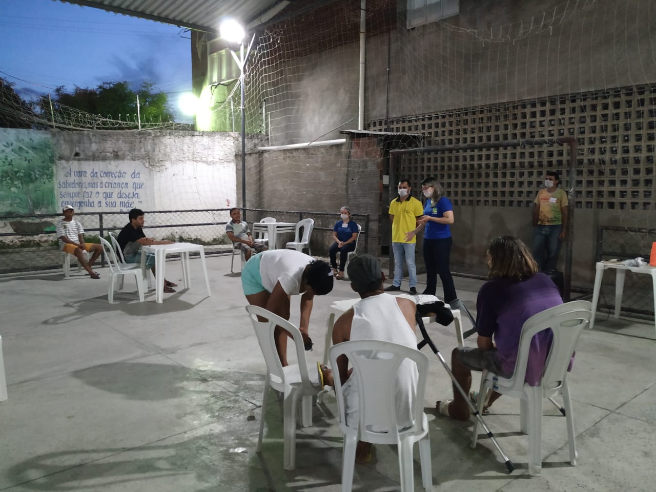 Servidores do Cadastro Único realizam ação de esclarecimento para as pessoas que estão no abrigo