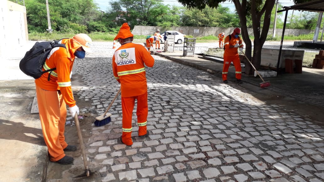 Serviços Urbanos realizam mutirão de limpeza no bairro Vingt Rosado