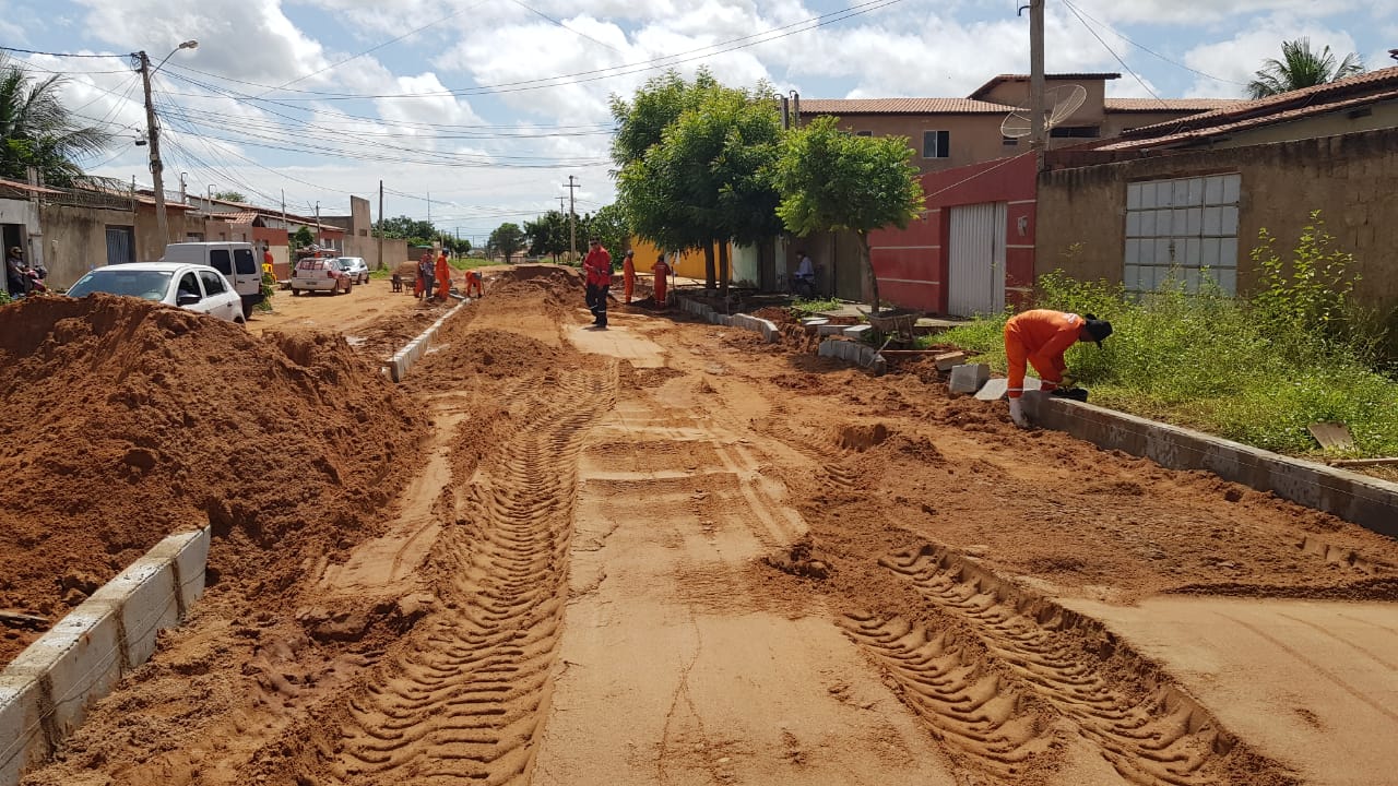 Obra de Pavimentação é iniciada na Rua Severino Tavares da Silva, no conjunto Três Vinténs