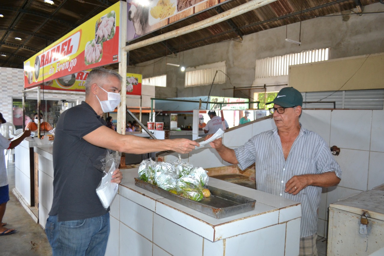 Secretaria de Desenvolvimento Econômico distribui máscaras em mercados da cidade