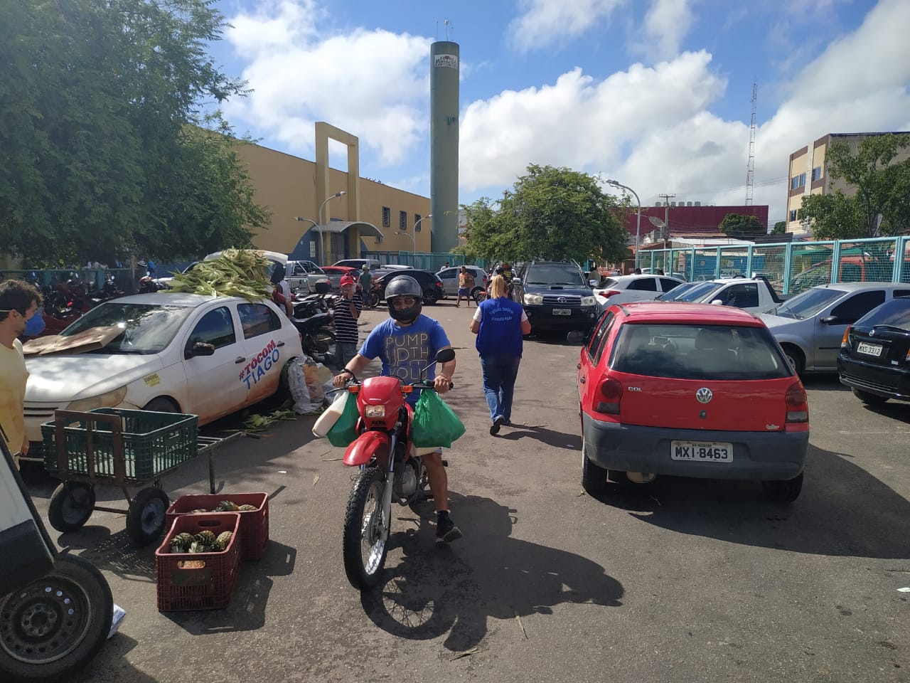 Vigilância, com o apoio da Guarda Municipal, realiza abordagens em mercados e pontos de aglomeração