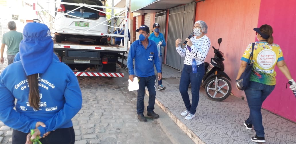 Agentes distribuem máscaras e fazem trabalho educativo contra as arboviroses no Santo Antônio