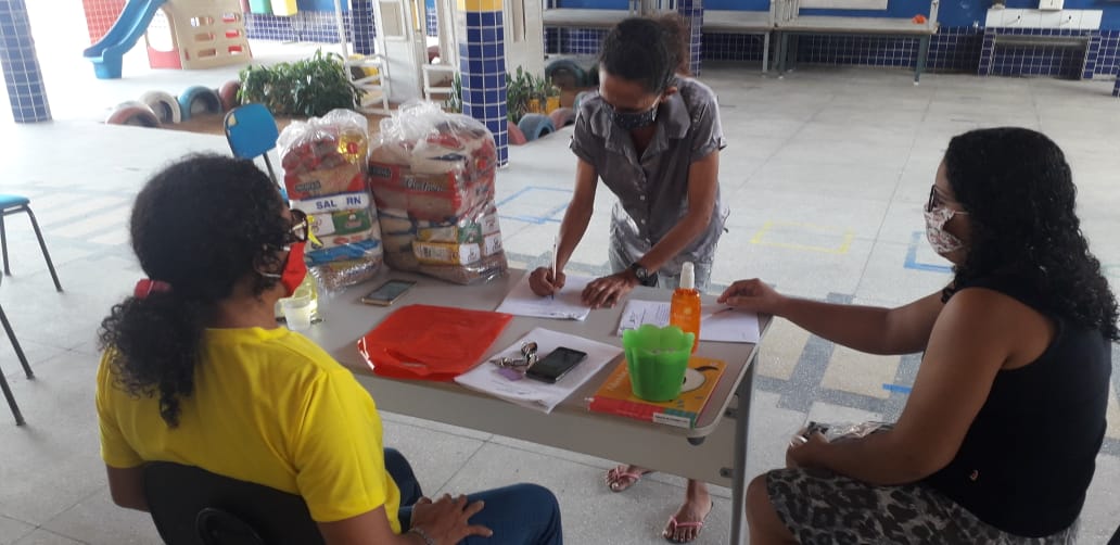 Escolas dos bairros Barrocas, Bom Jardim, Paredões e Santo Antônio recebem kits de alimentação