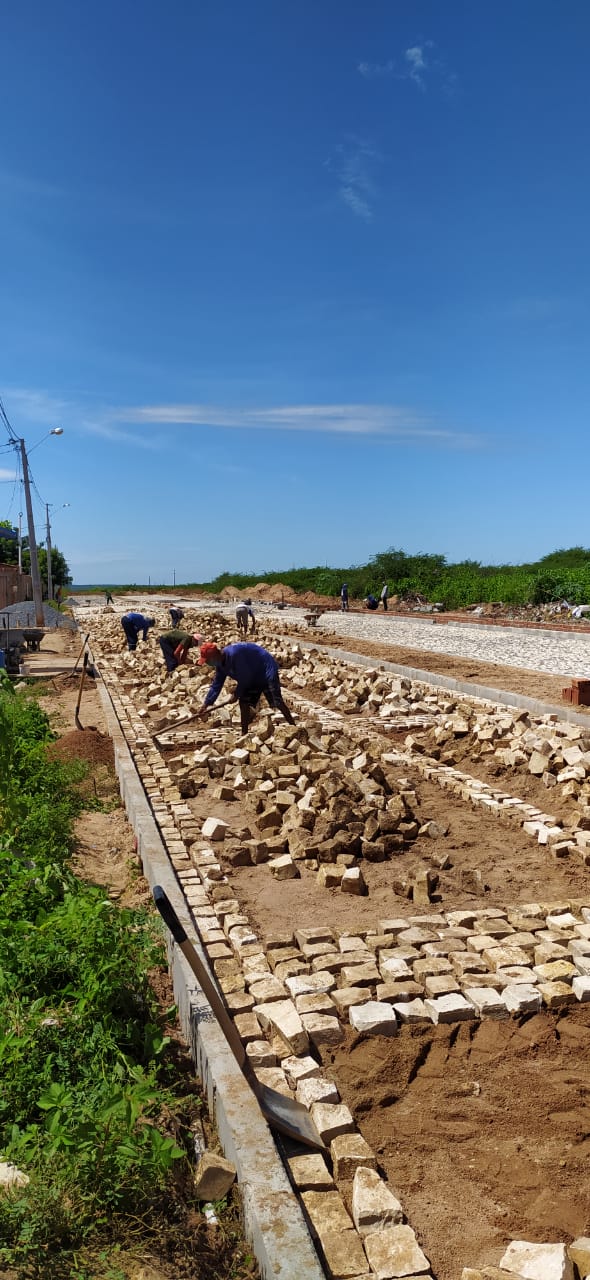 Vias do bairro Rincão recebem pavimentação