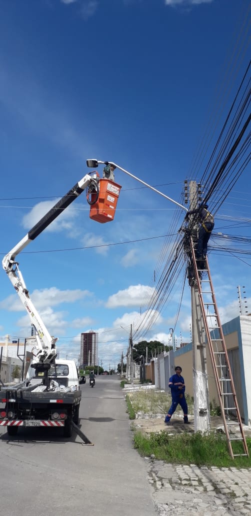 Iluminação em led é instalada na Rua César Leite