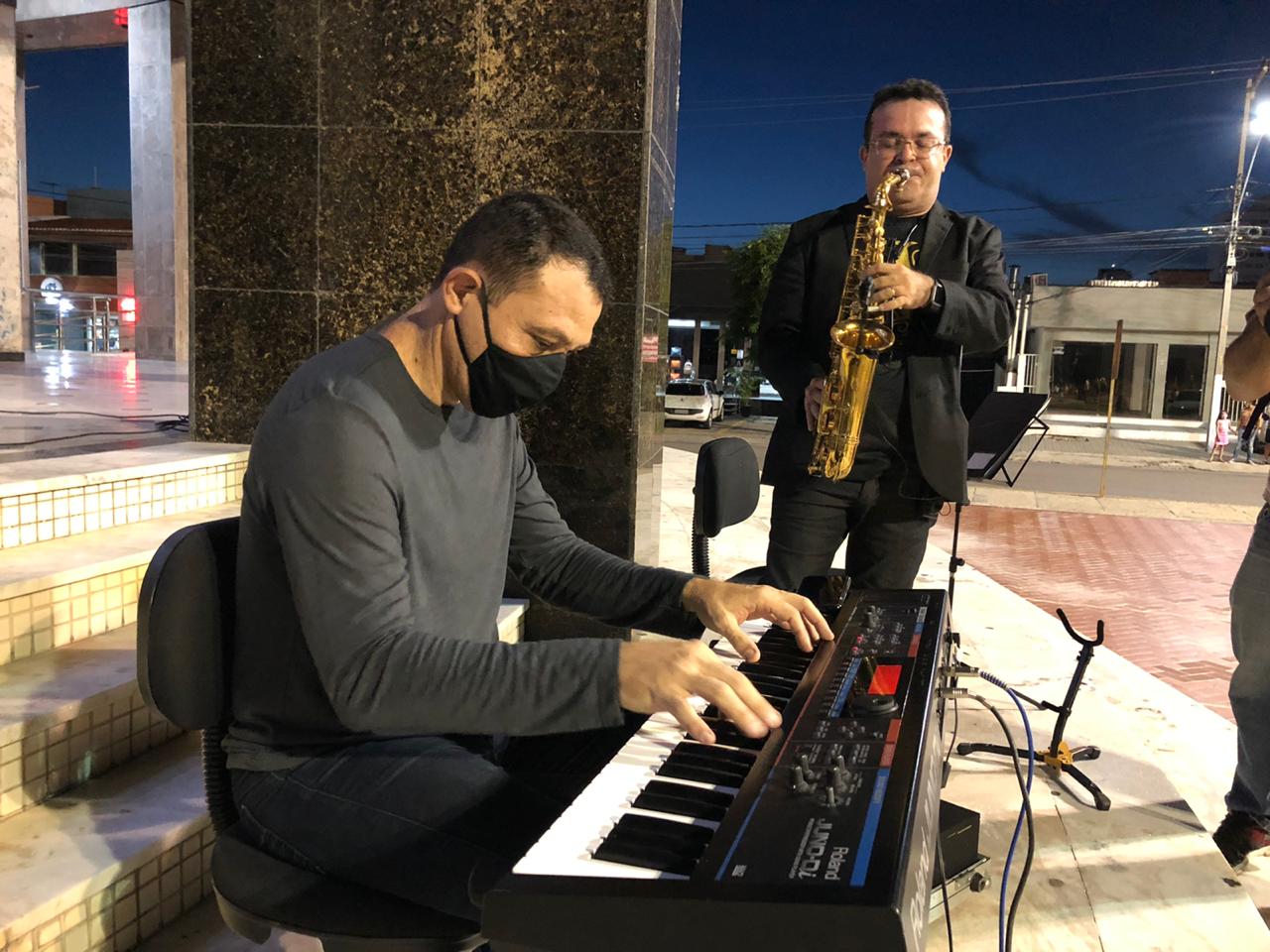 Banda Artur Paraguai faz intervenção musical nas escadarias do Teatro Dix-huit Rosado