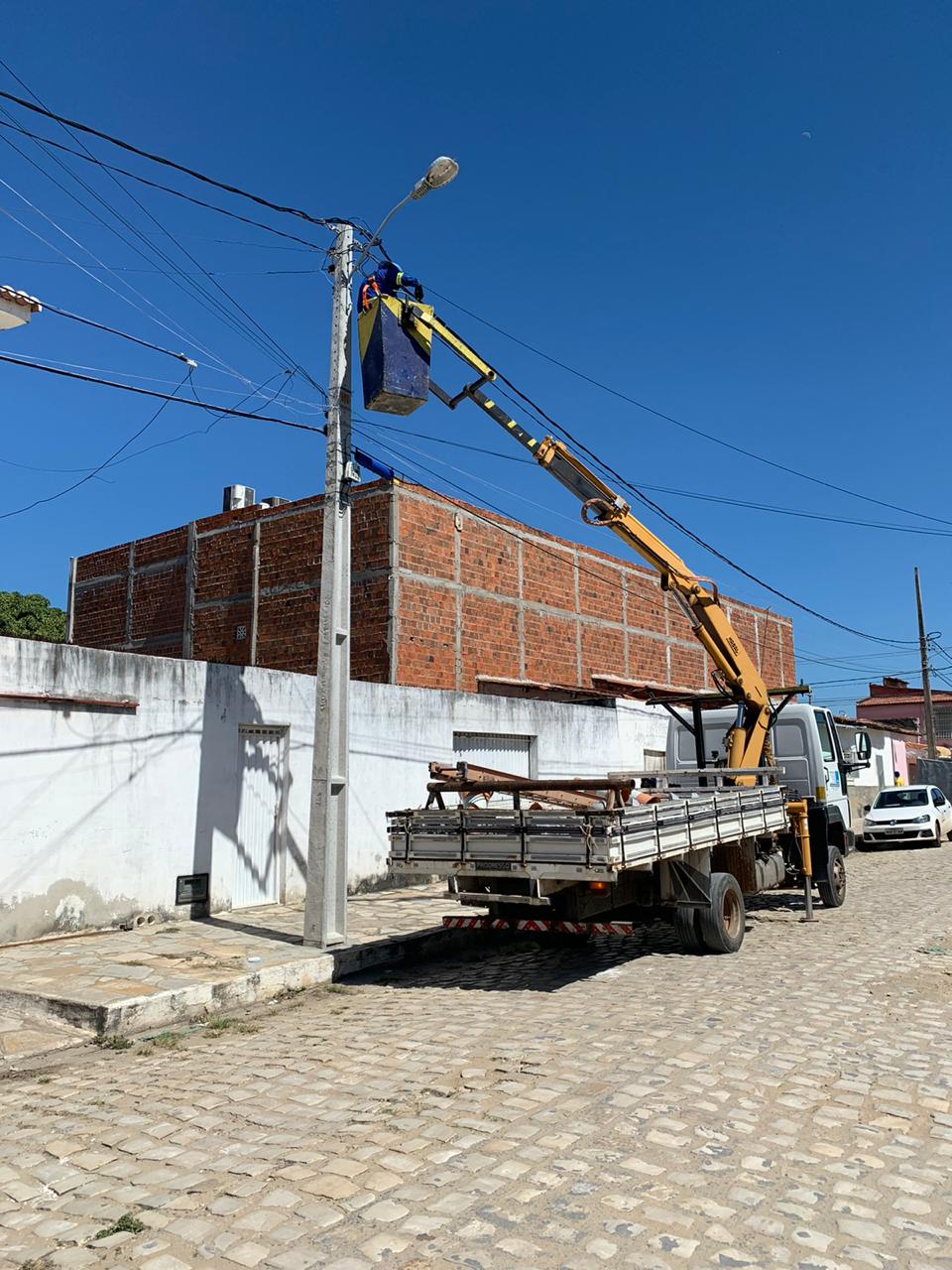 Iluminação em led é instalada nas Ruas Pres. Castelo Branco e Tv. Pedro Velho/Riacho Doce no Santo Antônio