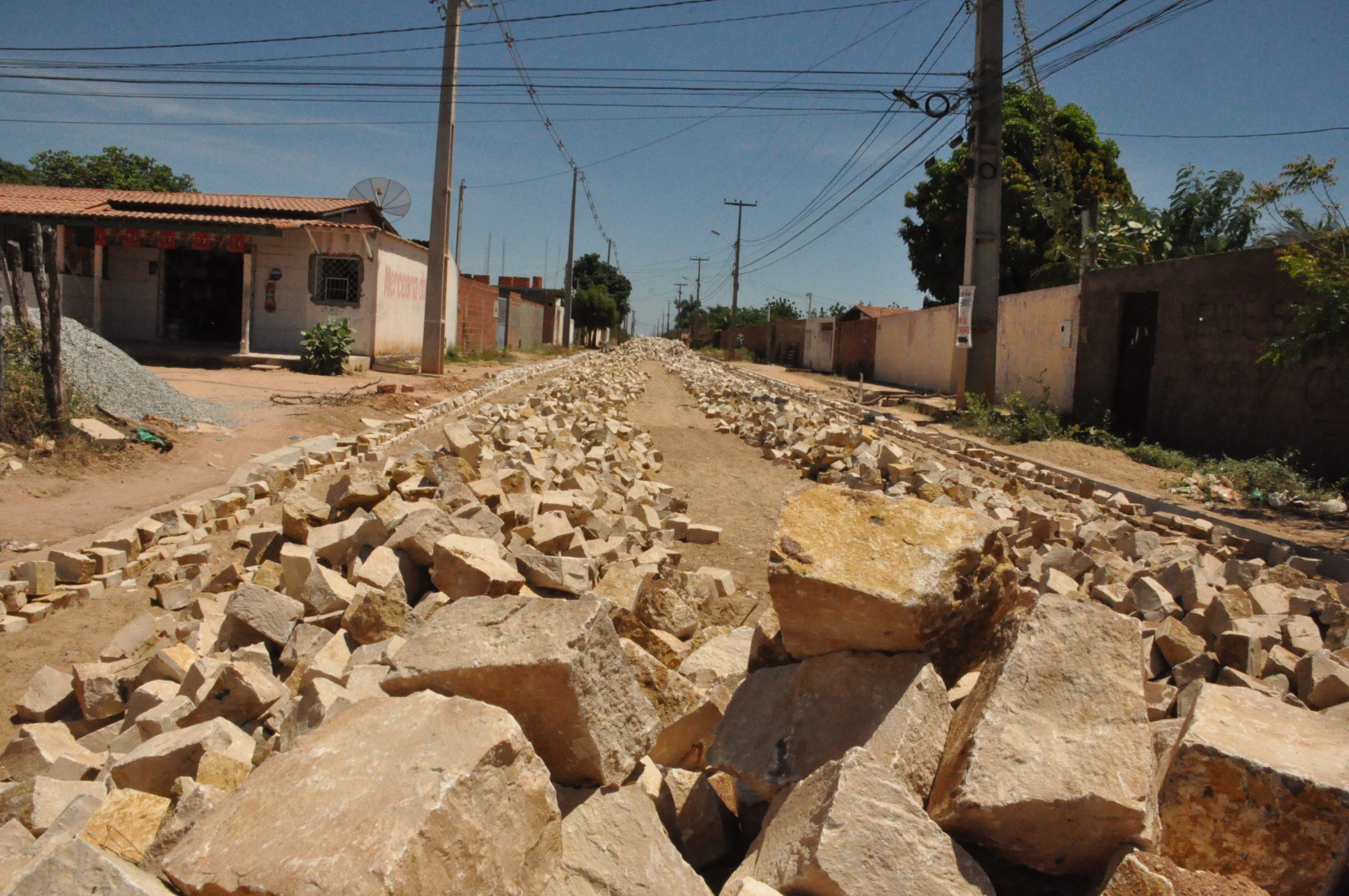 Secretaria de Infraestrutura pavimenta ruas do Alto da Pelonha