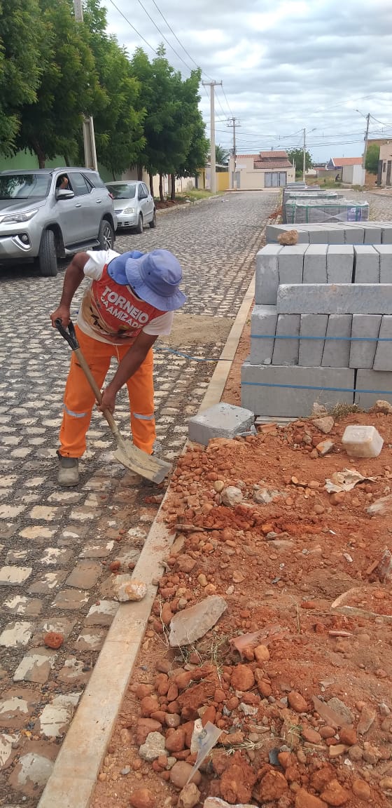 Obra de pavimentação de ruas no bairro Planalto 13 de maio entra em fase de conclusão