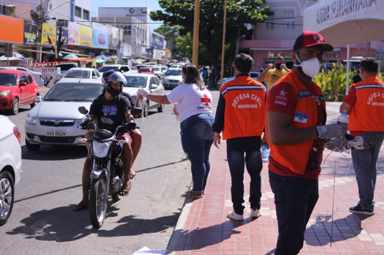 Defesa Civil e Cruz Vermelha realizam ação de prevenção à Covid-19 no Centro da cidade