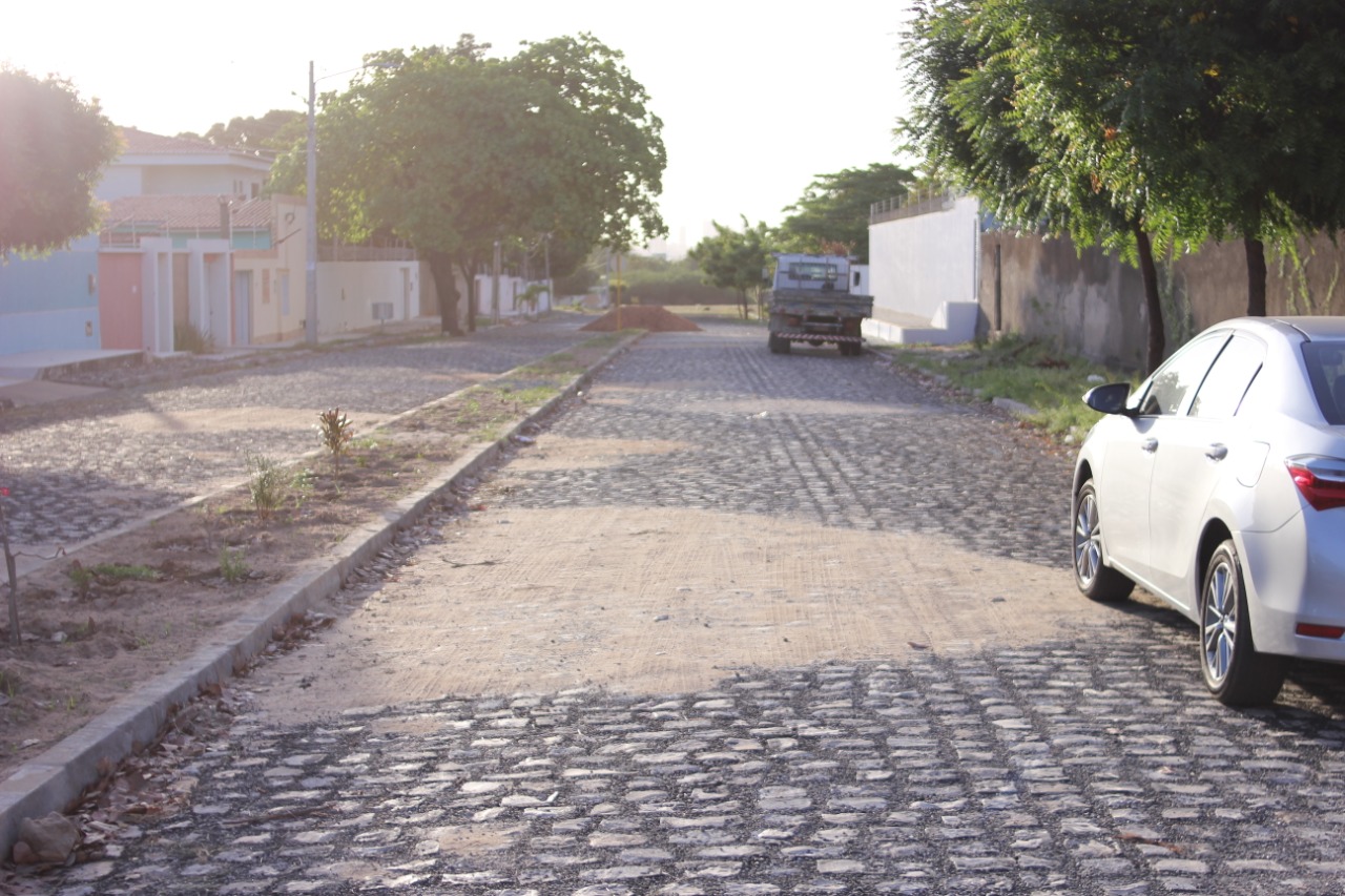 Prefeitura entrega trecho de pavimentação na Rua Luzinha Falcão, no Bairro Costa e Silva