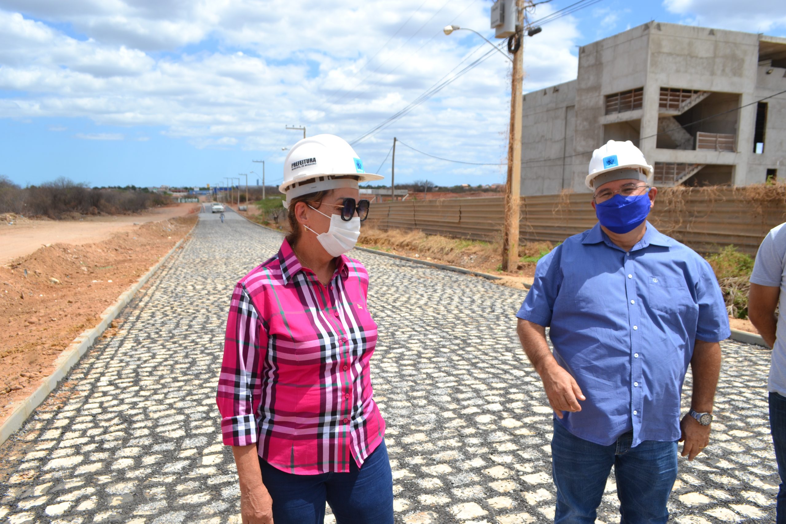 Prefeita visita importantes obras nos conjuntos Alto da Pelonha e Vingt Rosado