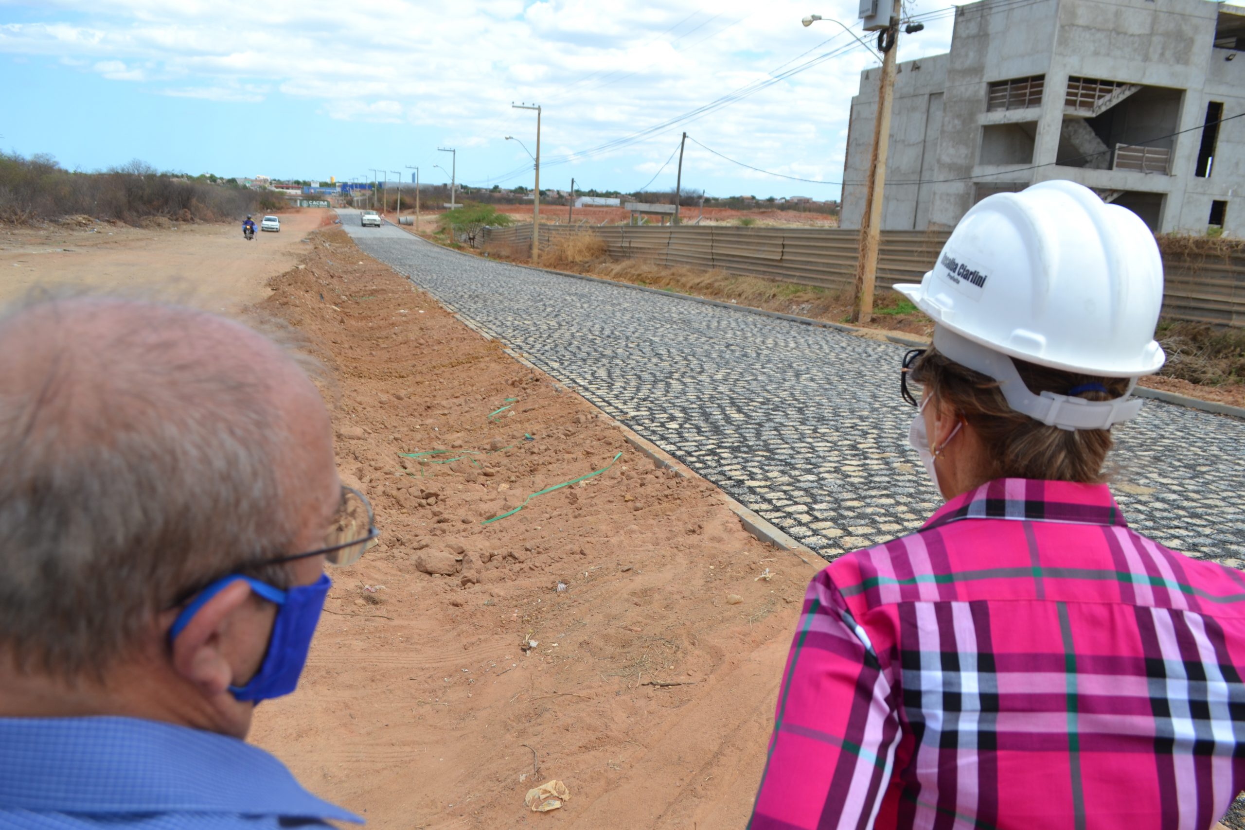 Prefeita visita importantes obras nos conjuntos Alto da Pelonha e Vingt Rosado