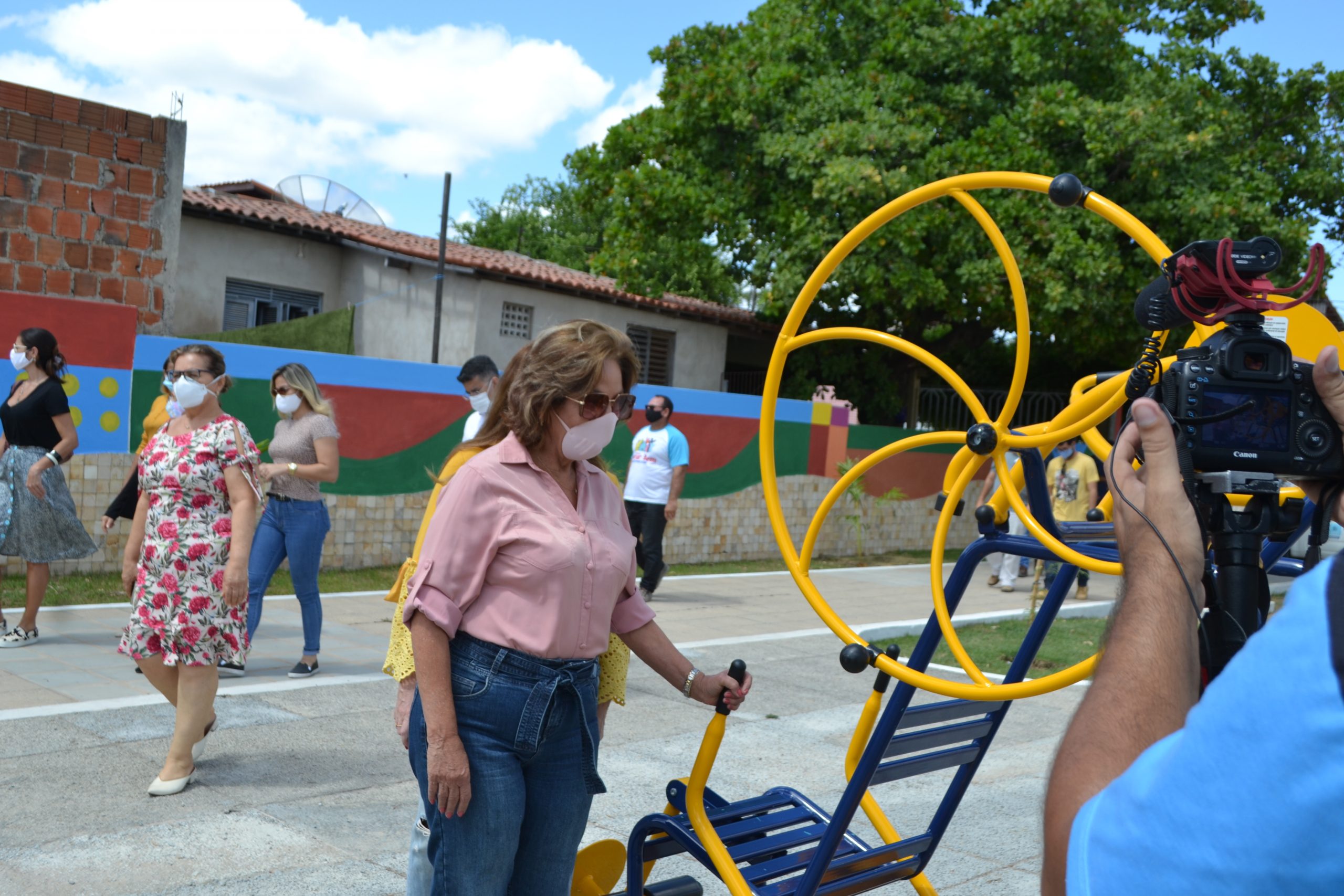 Prefeita vistoria reforma da Praça Celso da Costa Rêgo no bairro Liberdade II