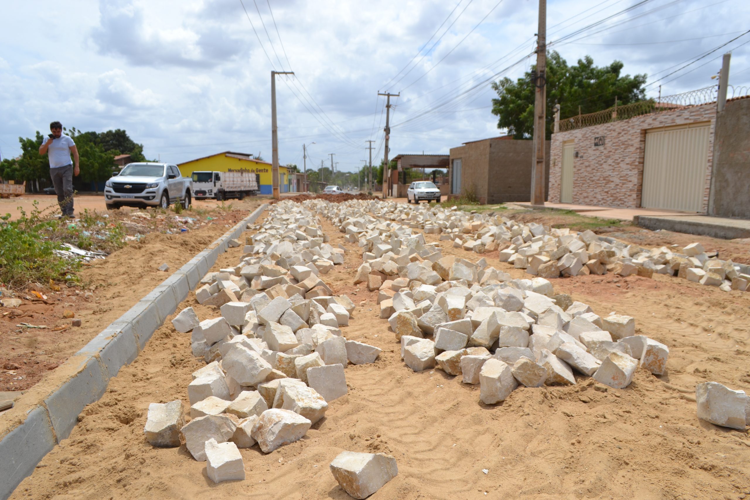 Prefeitura pavimenta trecho da Av. Rio Branco na Estrada da Raiz